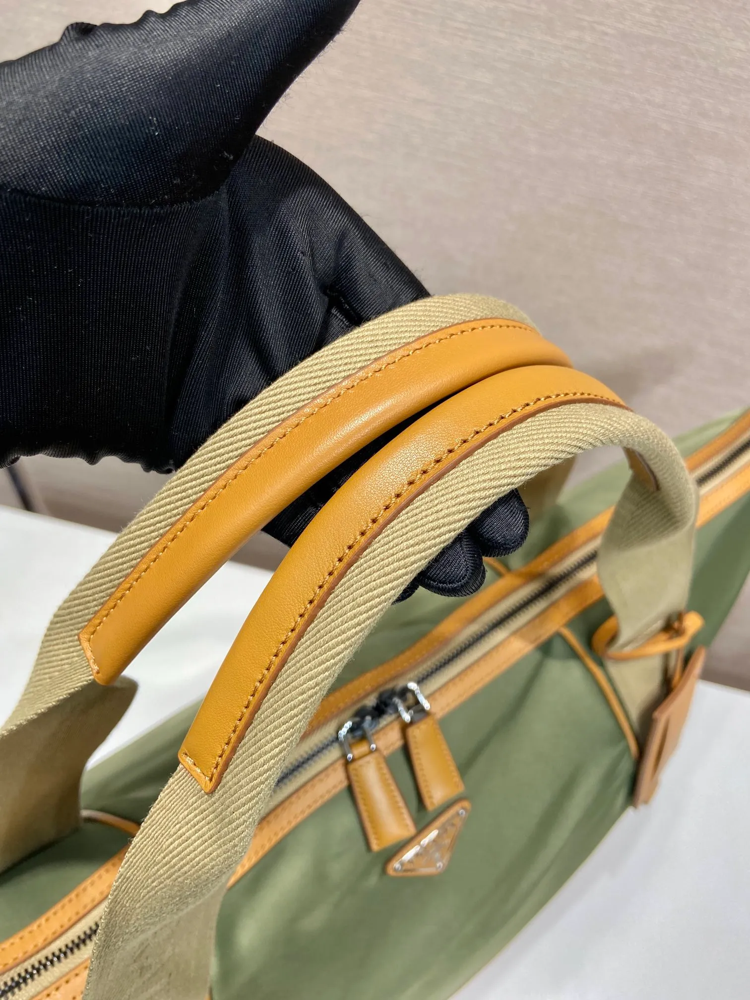 💰1520🎉New travel bag🎉2VC040🎉 This travel bag is made of premium nylon fabric and contrasting calfskin. It is smart and has ample capacity. It is equipped with an adjustable handle and large workwear side pockets and middle pockets. It is simple and elegant, versatile and casual, and can be carried on business trips and daily use. It is highly functional and shows contemporary charm. Handsome guys. Hurry up and get it🎉🎉 Length 44.5x Height 40x Bottom 24cm🎉🎉🎉👏👏👏