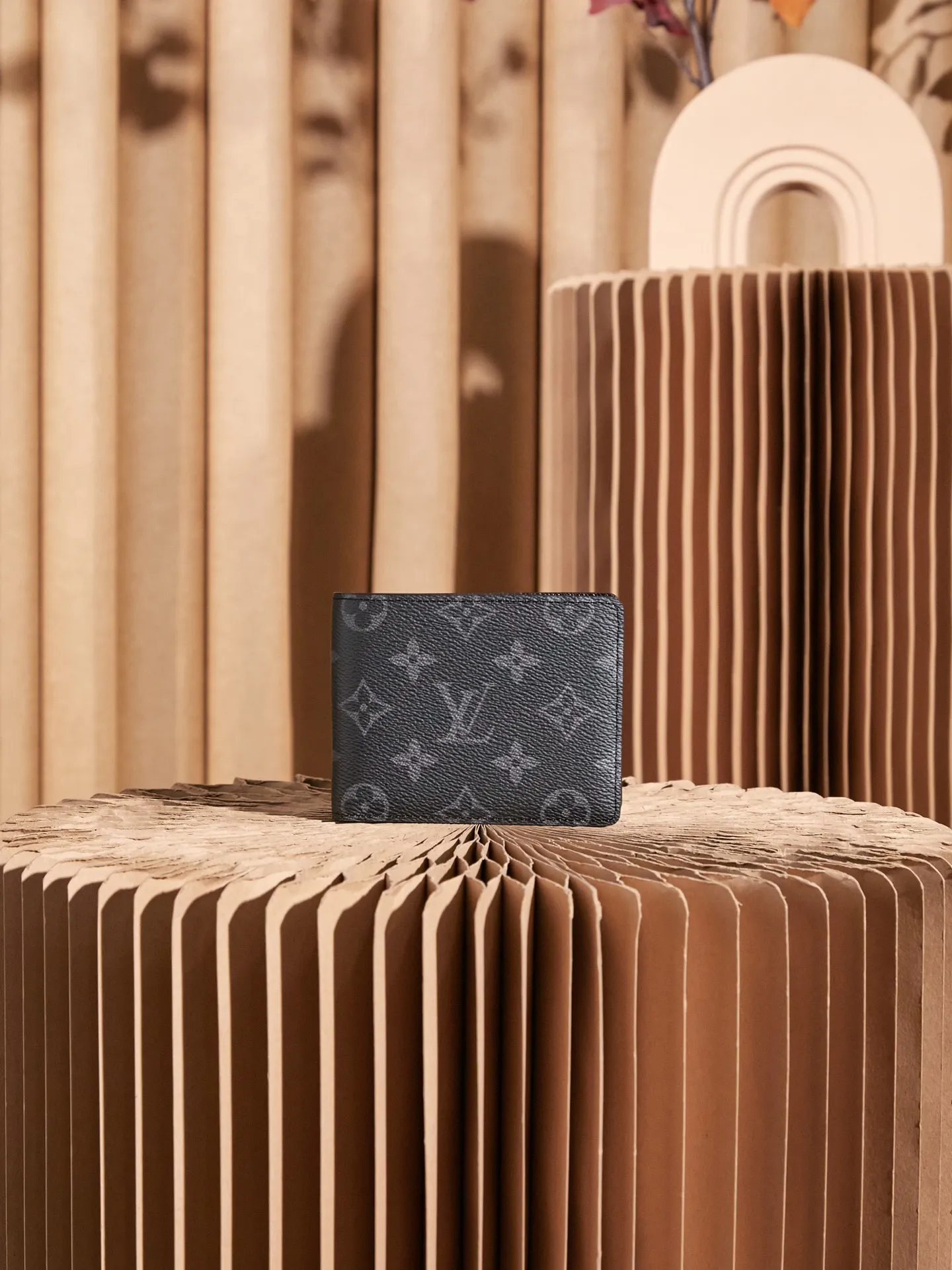 P¥200 👉nfc163C01 dynamic chip version👈[Top-level inspection-free] Overseas special supply M61695 black flower short wallet Original grained cow leather trim Original cow leather lining 3 credit card slots 2 compartments to store banknotes and receipts 2 side slots to accommodate receipts 2 business card slots Size 11.5 x9 x1.5 cm (length x height x width) with gift box