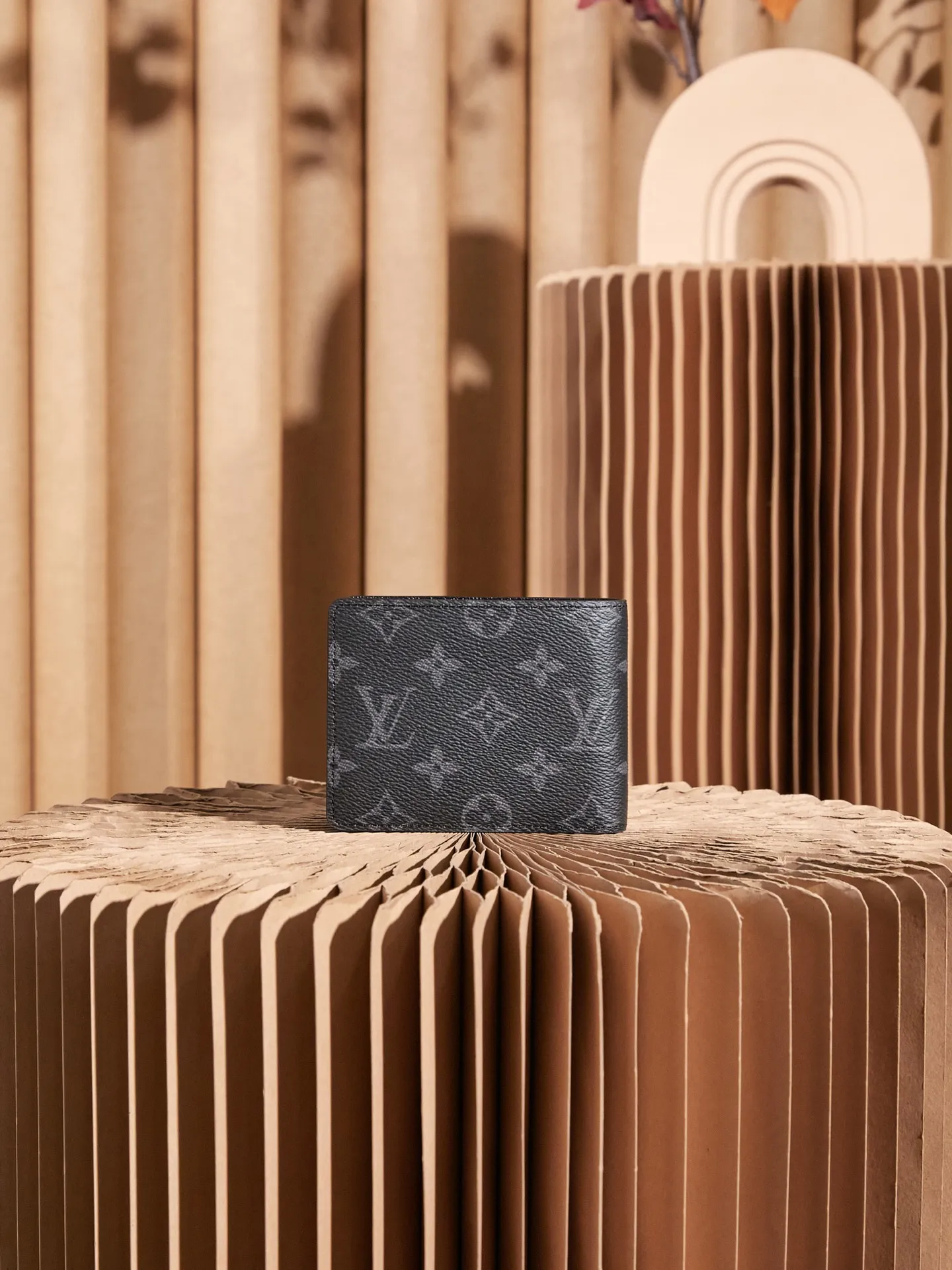 P¥200 👉nfc163C01 dynamic chip version👈[Top-level inspection-free] Overseas special supply M61695 black flower short wallet Original grained cow leather trim Original cow leather lining 3 credit card slots 2 compartments to store banknotes and receipts 2 side slots to accommodate receipts 2 business card slots Size 11.5 x9 x1.5 cm (length x height x width) with gift box
