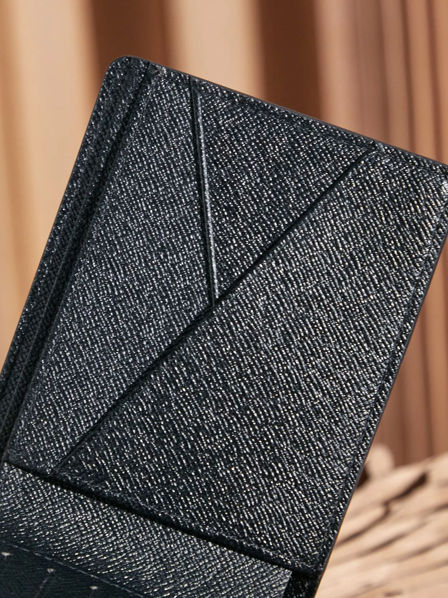 P¥200 👉nfc163C01 dynamic chip version👈[Top-level inspection-free] Overseas special supply M61695 black flower short wallet Original grained cow leather trim Original cow leather lining 3 credit card slots 2 compartments to store banknotes and receipts 2 side slots to accommodate receipts 2 business card slots Size 11.5 x9 x1.5 cm (length x height x width) with gift box