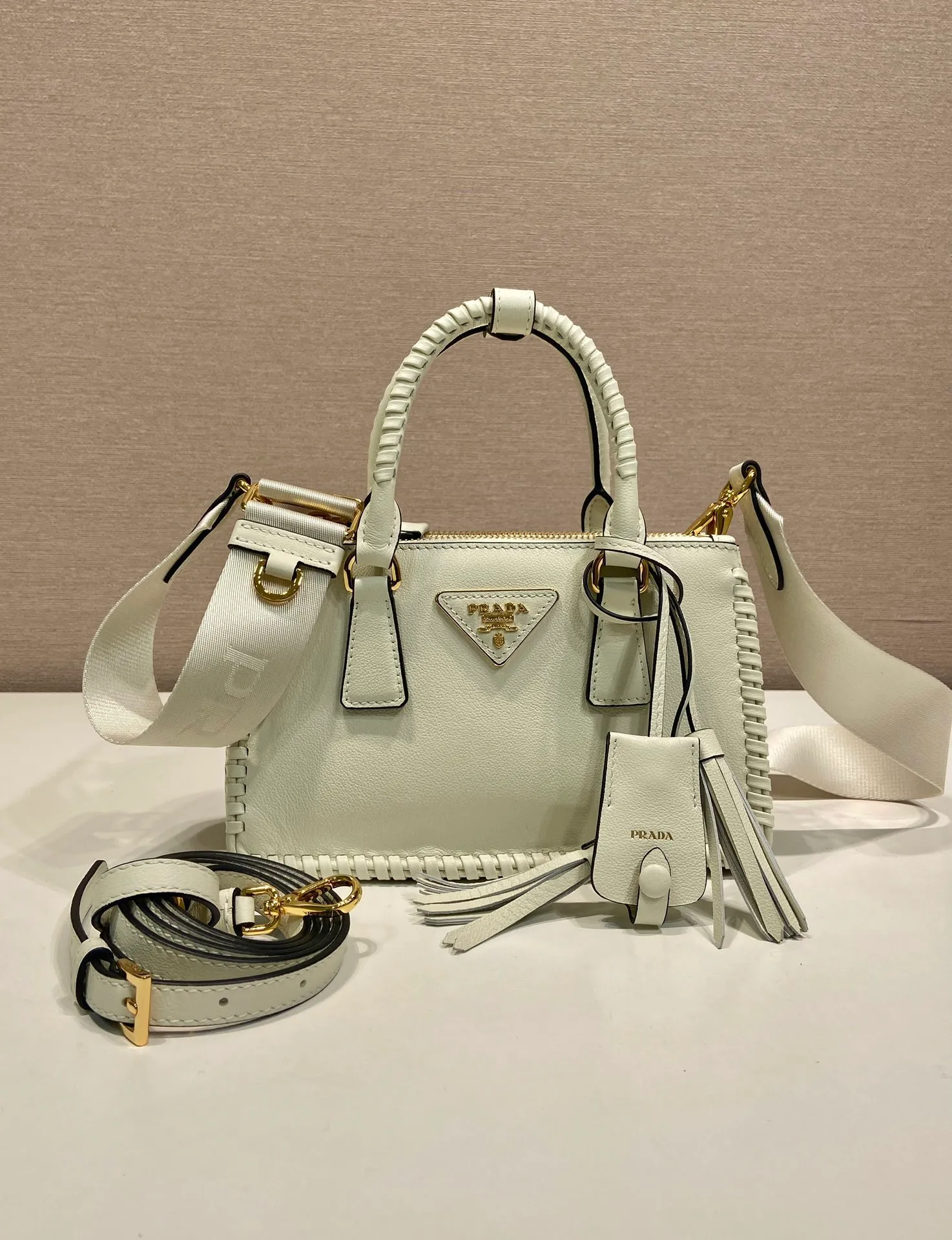 💰1900🎉Woven mini killer🎉1BA916 double shoulder strap🎉🎉 This Galleria handbag is made of iconic imported calfskin, equipped with 2 detachable shoulder straps, hand-woven thread, top brushed hardware👍👍 It is a chic interpretation of classic and timeless elegance. For beauties in the current era of fashionable small bags. It’s worth owning, it can easily be used for girls’ daily travels📱💄🚗🔑, it has large capacity, is beautiful and practical🙊🙊A bag that will never go out of style anytime you use it😘😘Hurry up and get it👏👏Another popular style that will never go out of style🎉🎉 Length 21x Height 12.5x Bottom 8.5cm