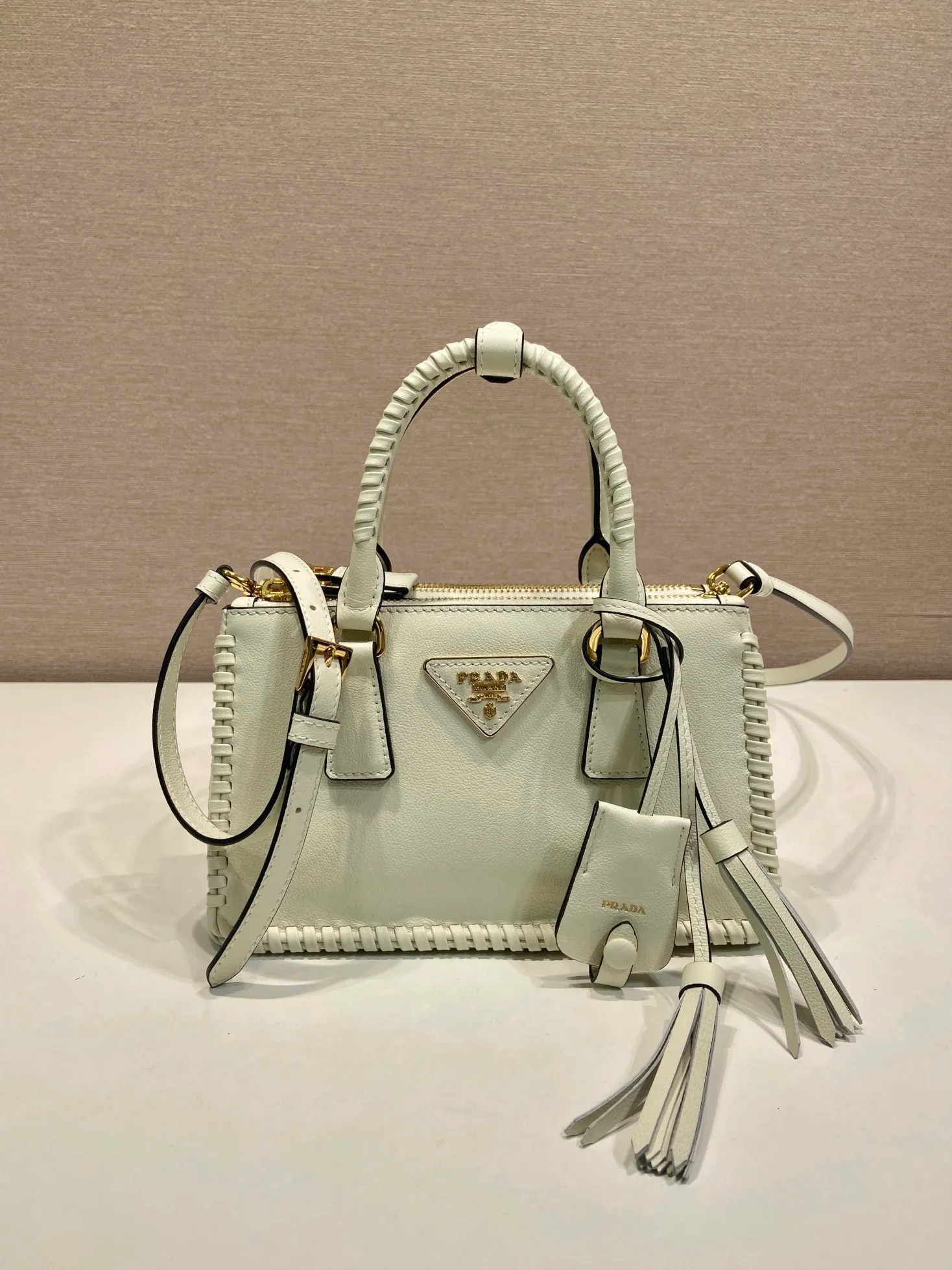 💰1900🎉Woven mini killer🎉1BA916 double shoulder strap🎉🎉 This Galleria handbag is made of iconic imported calfskin, equipped with 2 detachable shoulder straps, hand-woven thread, top brushed hardware👍👍 It is a chic interpretation of classic and timeless elegance. For beauties in the current era of fashionable small bags. It’s worth owning, it can easily be used for girls’ daily travels📱💄🚗🔑, it has large capacity, is beautiful and practical🙊🙊A bag that will never go out of style anytime you use it😘😘Hurry up and get it👏👏Another popular style that will never go out of style🎉🎉 Length 21x Height 12.5x Bottom 8.5cm