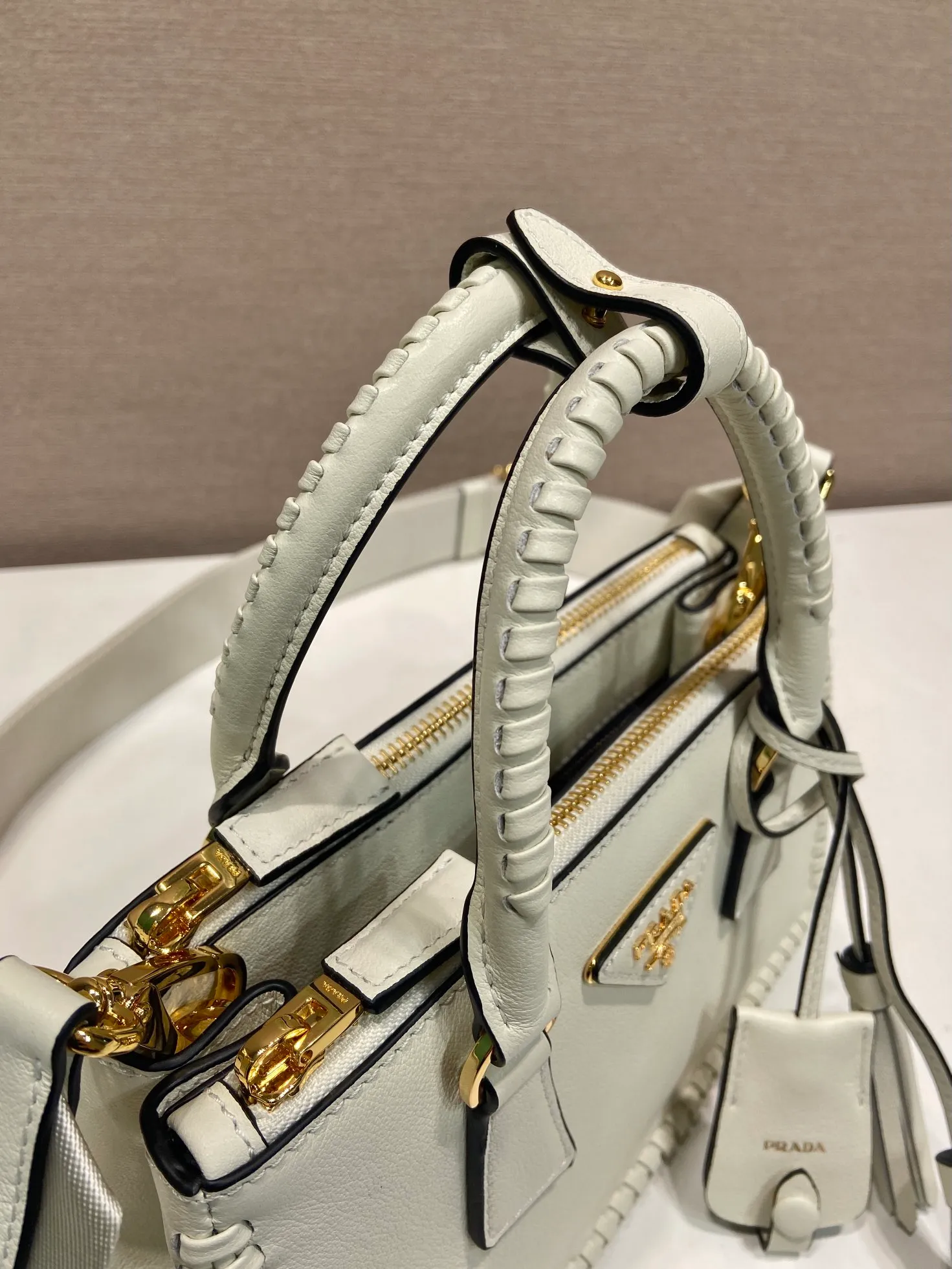 💰1900🎉Woven mini killer🎉1BA916 double shoulder strap🎉🎉 This Galleria handbag is made of iconic imported calfskin, equipped with 2 detachable shoulder straps, hand-woven thread, top brushed hardware👍👍 It is a chic interpretation of classic and timeless elegance. For beauties in the current era of fashionable small bags. It’s worth owning, it can easily be used for girls’ daily travels📱💄🚗🔑, it has large capacity, is beautiful and practical🙊🙊A bag that will never go out of style anytime you use it😘😘Hurry up and get it👏👏Another popular style that will never go out of style🎉🎉 Length 21x Height 12.5x Bottom 8.5cm