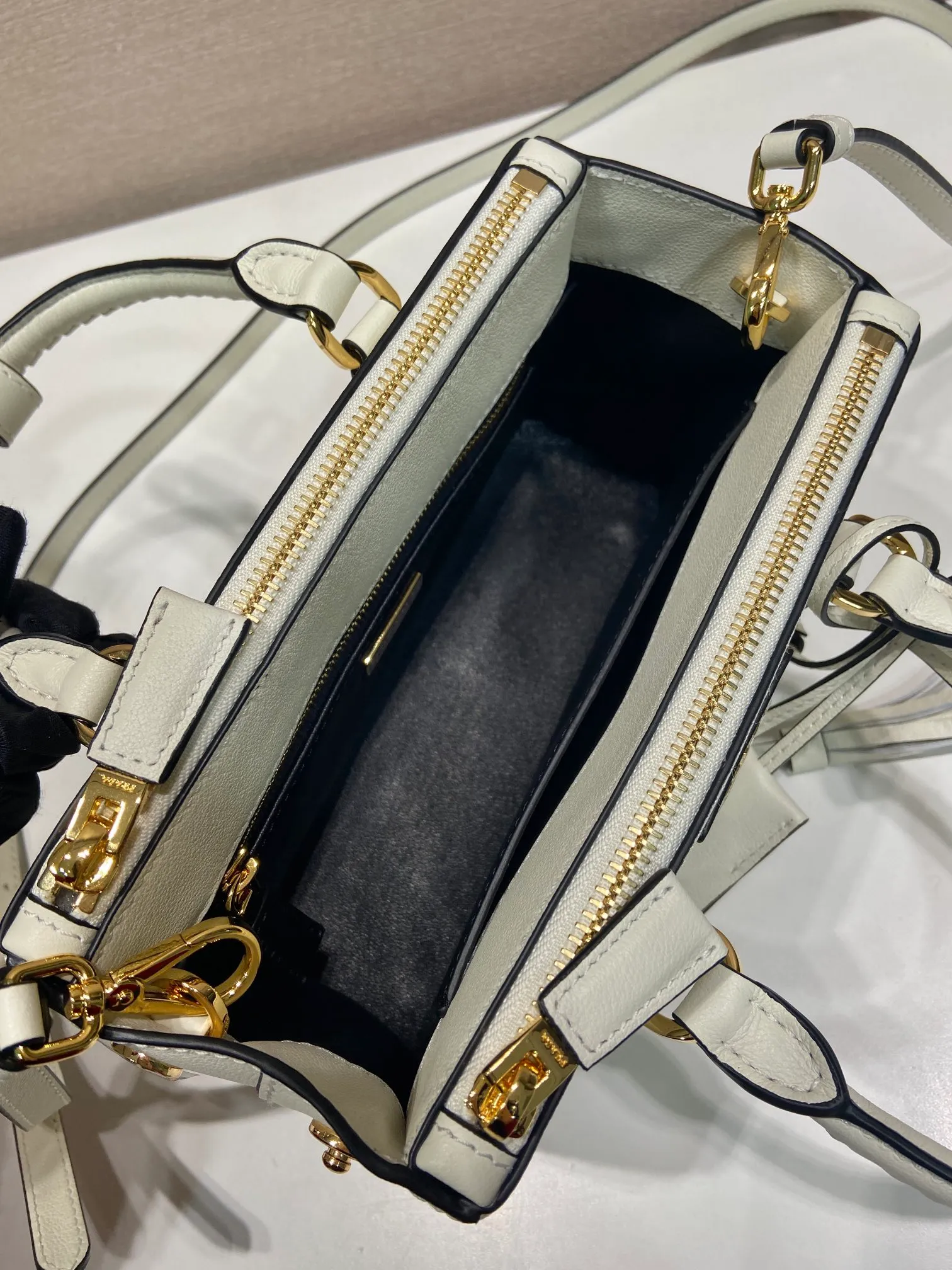 💰1900🎉Woven mini killer🎉1BA916 double shoulder strap🎉🎉 This Galleria handbag is made of iconic imported calfskin, equipped with 2 detachable shoulder straps, hand-woven thread, top brushed hardware👍👍 It is a chic interpretation of classic and timeless elegance. For beauties in the current era of fashionable small bags. It’s worth owning, it can easily be used for girls’ daily travels📱💄🚗🔑, it has large capacity, is beautiful and practical🙊🙊A bag that will never go out of style anytime you use it😘😘Hurry up and get it👏👏Another popular style that will never go out of style🎉🎉 Length 21x Height 12.5x Bottom 8.5cm