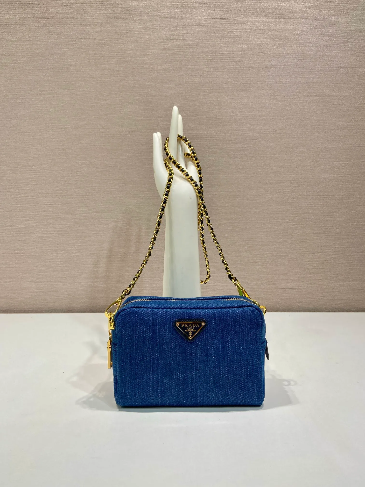 💰780🎉Second-hand denim bag🎉1NS696 large size🎉🎉 This second-hand denim bag is made of imported washed denim and top-quality hardware. It has a large capacity and is equipped with a foldable iron lever. It can also be carried on the shoulder/hand/cross-body. The upper body effect is very beautiful, retro style, beautiful on the street😘Hurry up and get it! 🎉🎉 Length 16x Height 11x Bottom 6cm👏👏👏🎉🎉🎉