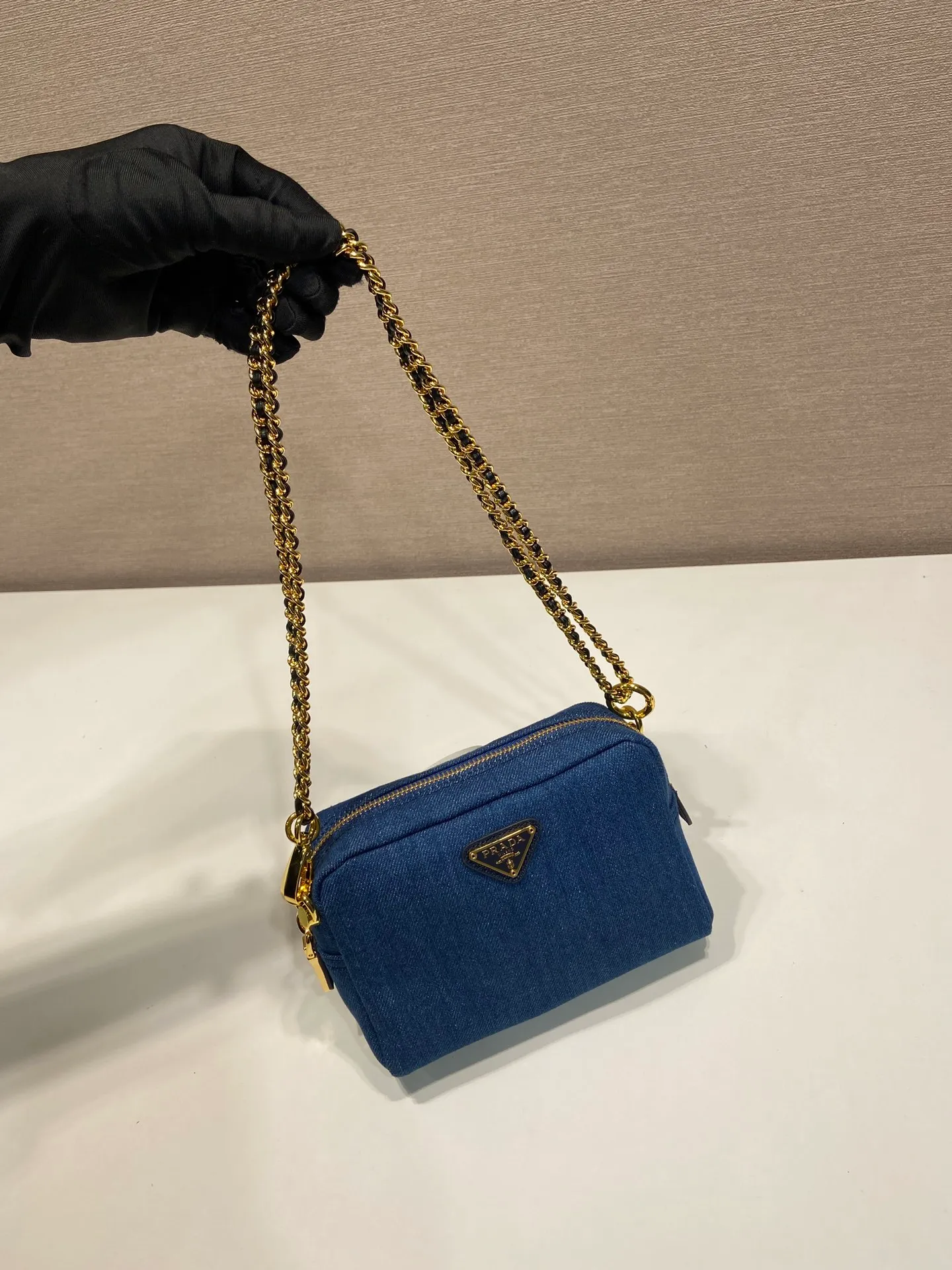 💰780🎉Second-hand denim bag🎉1NS696 large size🎉🎉 This second-hand denim bag is made of imported washed denim and top-quality hardware. It has a large capacity and is equipped with a foldable iron lever. It can also be carried on the shoulder/hand/cross-body. The upper body effect is very beautiful, retro style, beautiful on the street😘Hurry up and get it! 🎉🎉 Length 16x Height 11x Bottom 6cm👏👏👏🎉🎉🎉