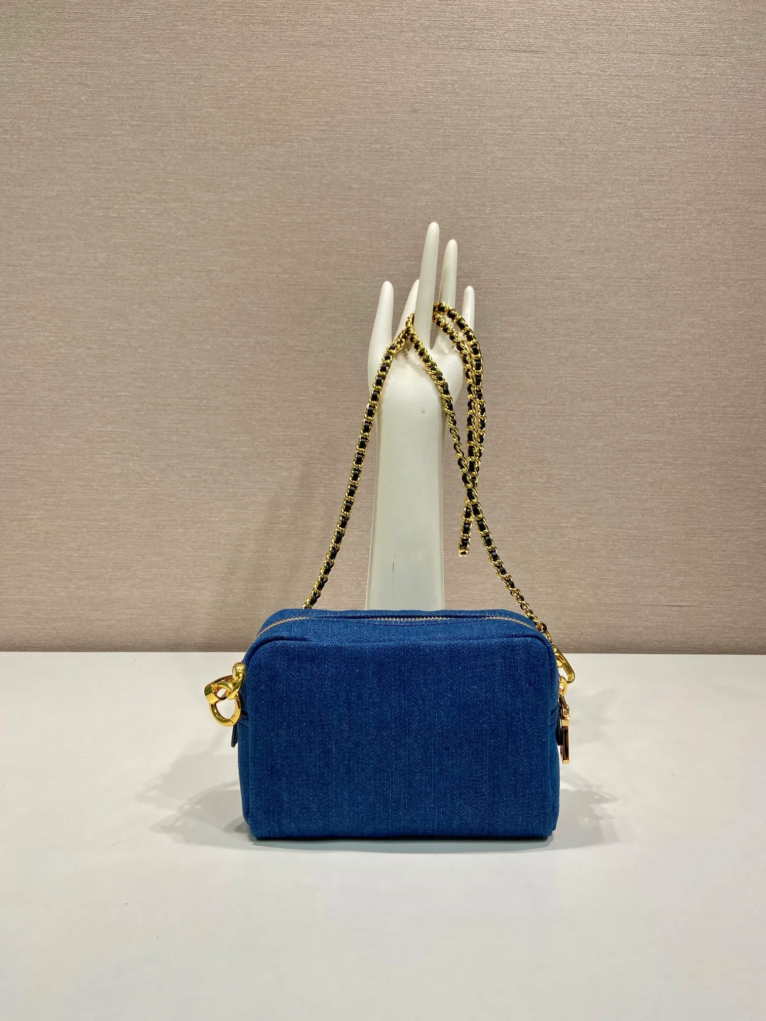 💰780🎉Second-hand denim bag🎉1NS696 large size🎉🎉 This second-hand denim bag is made of imported washed denim and top-quality hardware. It has a large capacity and is equipped with a foldable iron lever. It can also be carried on the shoulder/hand/cross-body. The upper body effect is very beautiful, retro style, beautiful on the street😘Hurry up and get it! 🎉🎉 Length 16x Height 11x Bottom 6cm👏👏👏🎉🎉🎉