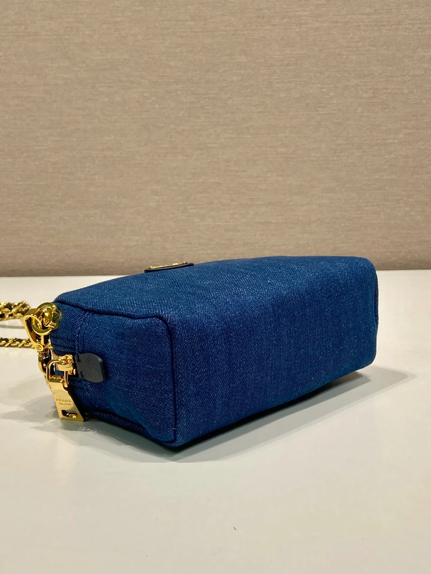 💰780🎉Second-hand denim bag🎉1NS696 large size🎉🎉 This second-hand denim bag is made of imported washed denim and top-quality hardware. It has a large capacity and is equipped with a foldable iron lever. It can also be carried on the shoulder/hand/cross-body. The upper body effect is very beautiful, retro style, beautiful on the street😘Hurry up and get it! 🎉🎉 Length 16x Height 11x Bottom 6cm👏👏👏🎉🎉🎉