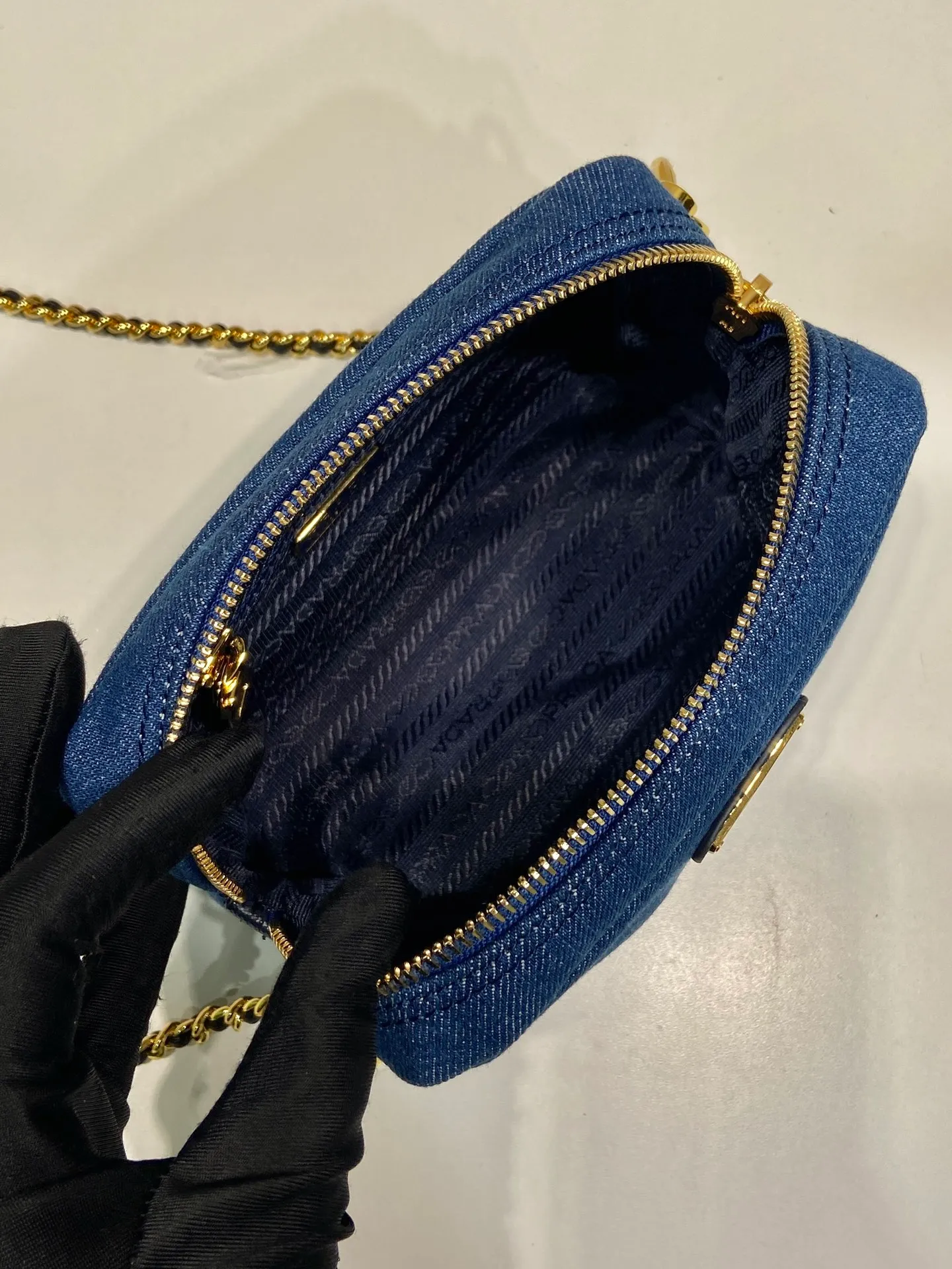 💰780🎉Second-hand denim bag🎉1NS696 large size🎉🎉 This second-hand denim bag is made of imported washed denim and top-quality hardware. It has a large capacity and is equipped with a foldable iron lever. It can also be carried on the shoulder/hand/cross-body. The upper body effect is very beautiful, retro style, beautiful on the street😘Hurry up and get it! 🎉🎉 Length 16x Height 11x Bottom 6cm👏👏👏🎉🎉🎉