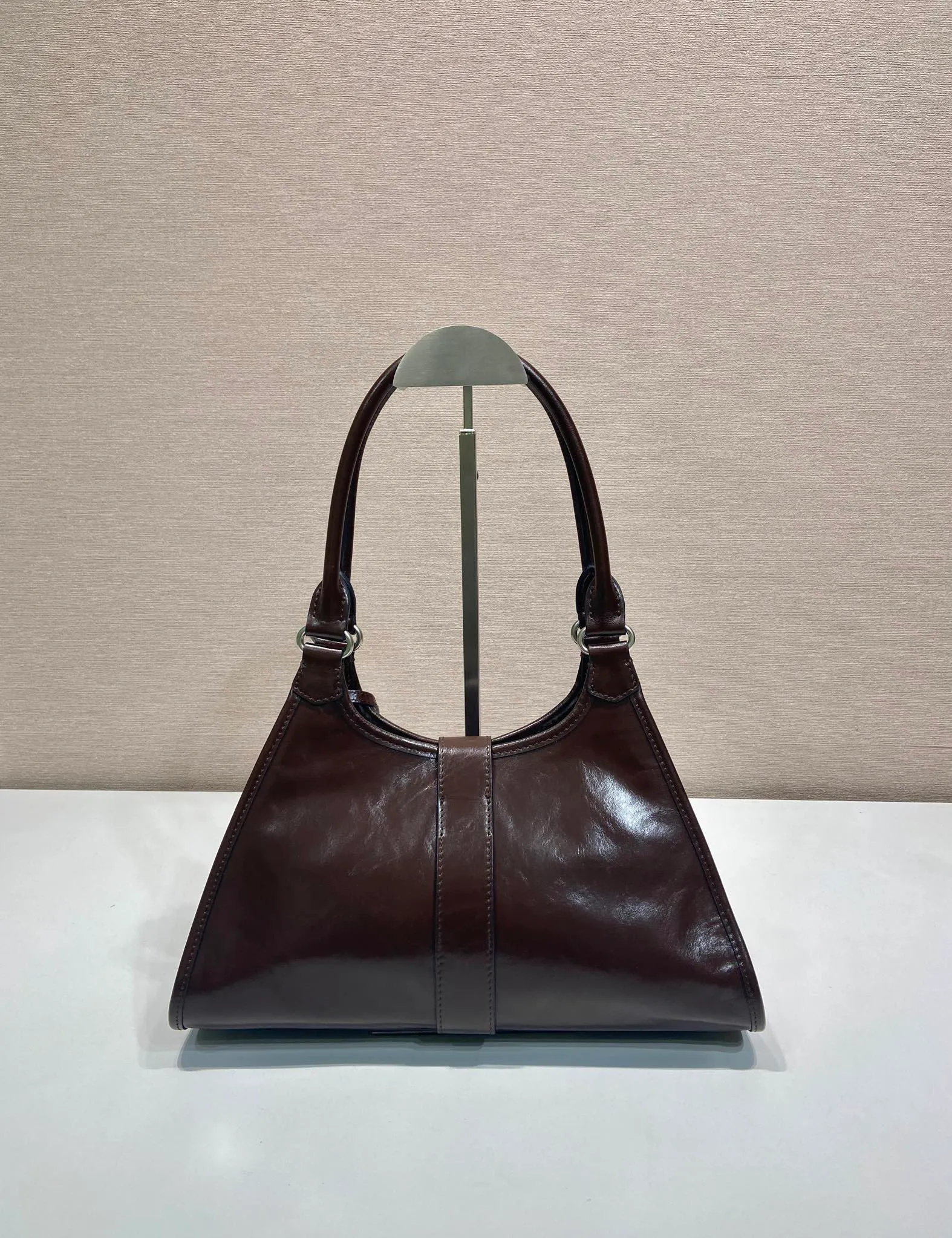💰1700🎉New product🎉1BG563 spring and summer new model🎉🎉 This catwalk style is made of imported wax leather, top-grade hardware, the front panel is equipped with a buckle lock opening and closing, the capacity is large, it can be carried by hand or on the shoulder, and the upper body effect is very stylish. If you like babies, hurry up and get it🎉🎉 Length 30.5x Height 17.5x Bottom 9cm🎉🎉🎉💰💰💰