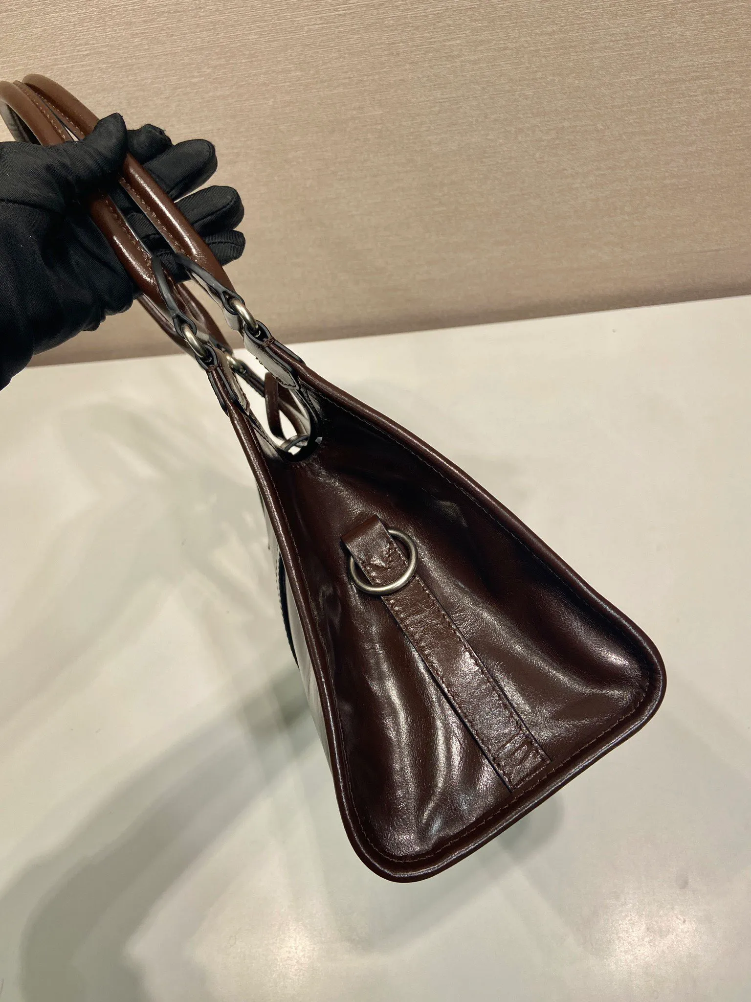 💰1700🎉New product🎉1BG563 spring and summer new model🎉🎉 This catwalk style is made of imported wax leather, top-grade hardware, the front panel is equipped with a buckle lock opening and closing, the capacity is large, it can be carried by hand or on the shoulder, and the upper body effect is very stylish. If you like babies, hurry up and get it🎉🎉 Length 30.5x Height 17.5x Bottom 9cm🎉🎉🎉💰💰💰
