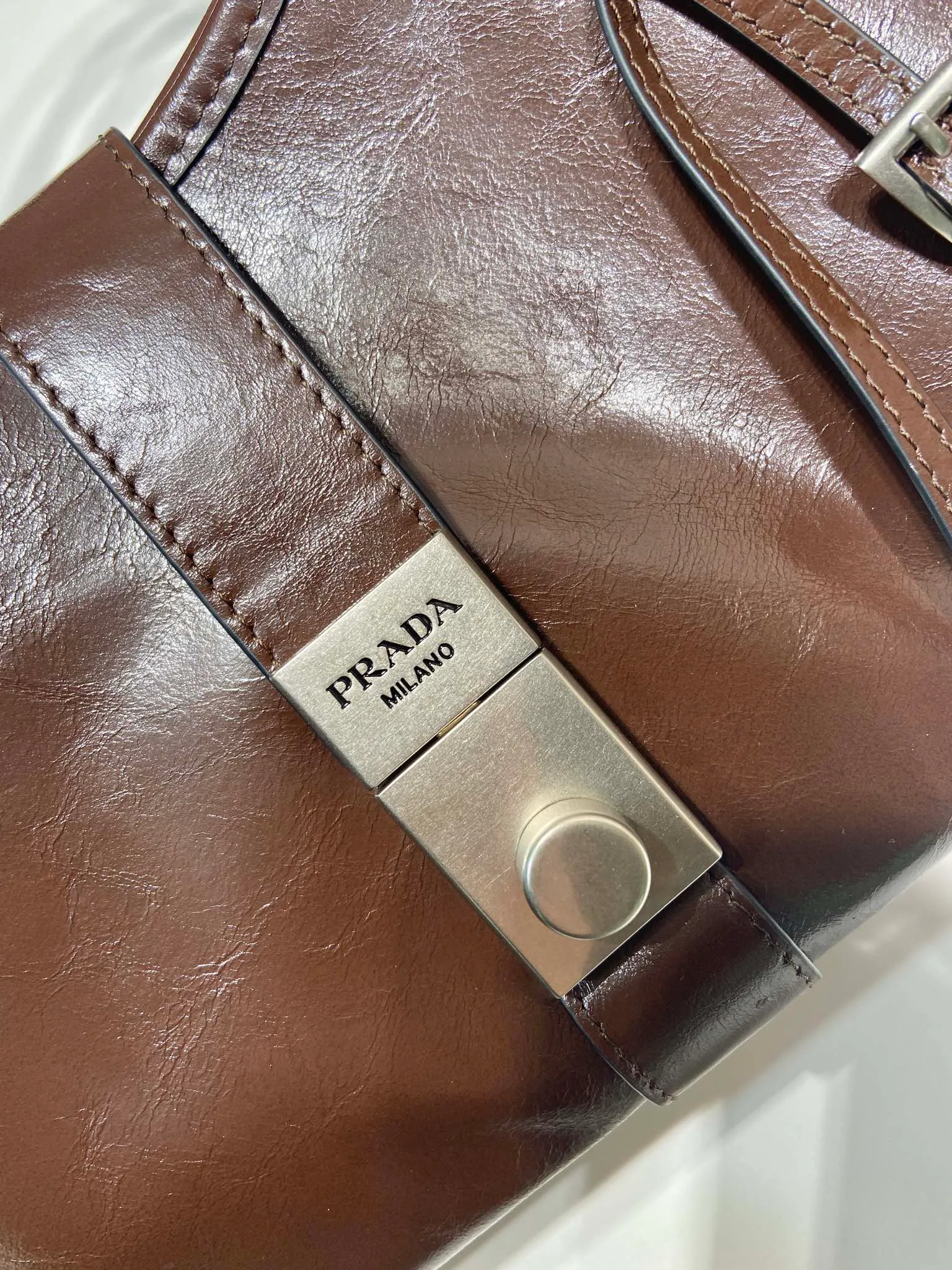 💰1700🎉New product🎉1BG563 spring and summer new model🎉🎉 This catwalk style is made of imported wax leather, top-grade hardware, the front panel is equipped with a buckle lock opening and closing, the capacity is large, it can be carried by hand or on the shoulder, and the upper body effect is very stylish. If you like babies, hurry up and get it🎉🎉 Length 30.5x Height 17.5x Bottom 9cm🎉🎉🎉💰💰💰