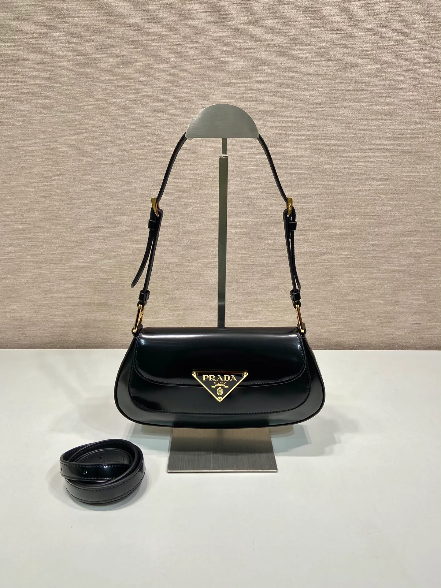 💰1520🎉New armpit bag🎉1BD345🎉🎉 The smooth arc design gives this shoulder bag a sophisticated and modern charm. Versatile style, equipped with 2 long and short shoulder straps/adjustable, suitable for use as a handbag or shoulder bag/crossbody. Modern glossy leather completes the look. Presented in a clamshell silhouette, it combines sophistication with functionality. Another hit that will never go out of style, babies. Hurry up and get it🎉🎉 Length 24x height 11x bottom 4cm🎉🎉🎉👏👏👏
