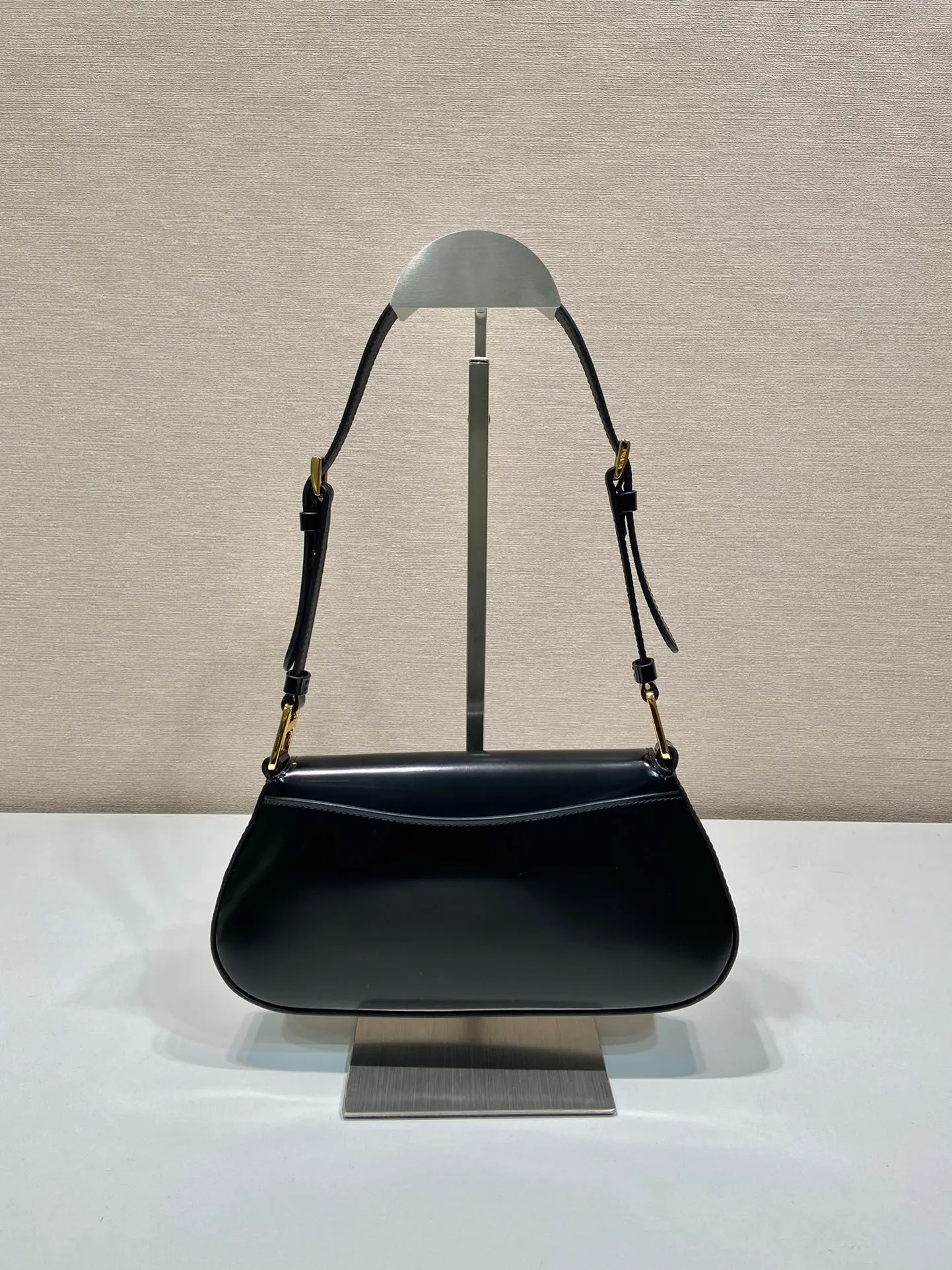 💰1520🎉New armpit bag🎉1BD345🎉🎉 The smooth arc design gives this shoulder bag a sophisticated and modern charm. Versatile style, equipped with 2 long and short shoulder straps/adjustable, suitable for use as a handbag or shoulder bag/crossbody. Modern glossy leather completes the look. Presented in a clamshell silhouette, it combines sophistication with functionality. Another hit that will never go out of style, babies. Hurry up and get it🎉🎉 Length 24x height 11x bottom 4cm🎉🎉🎉👏👏👏