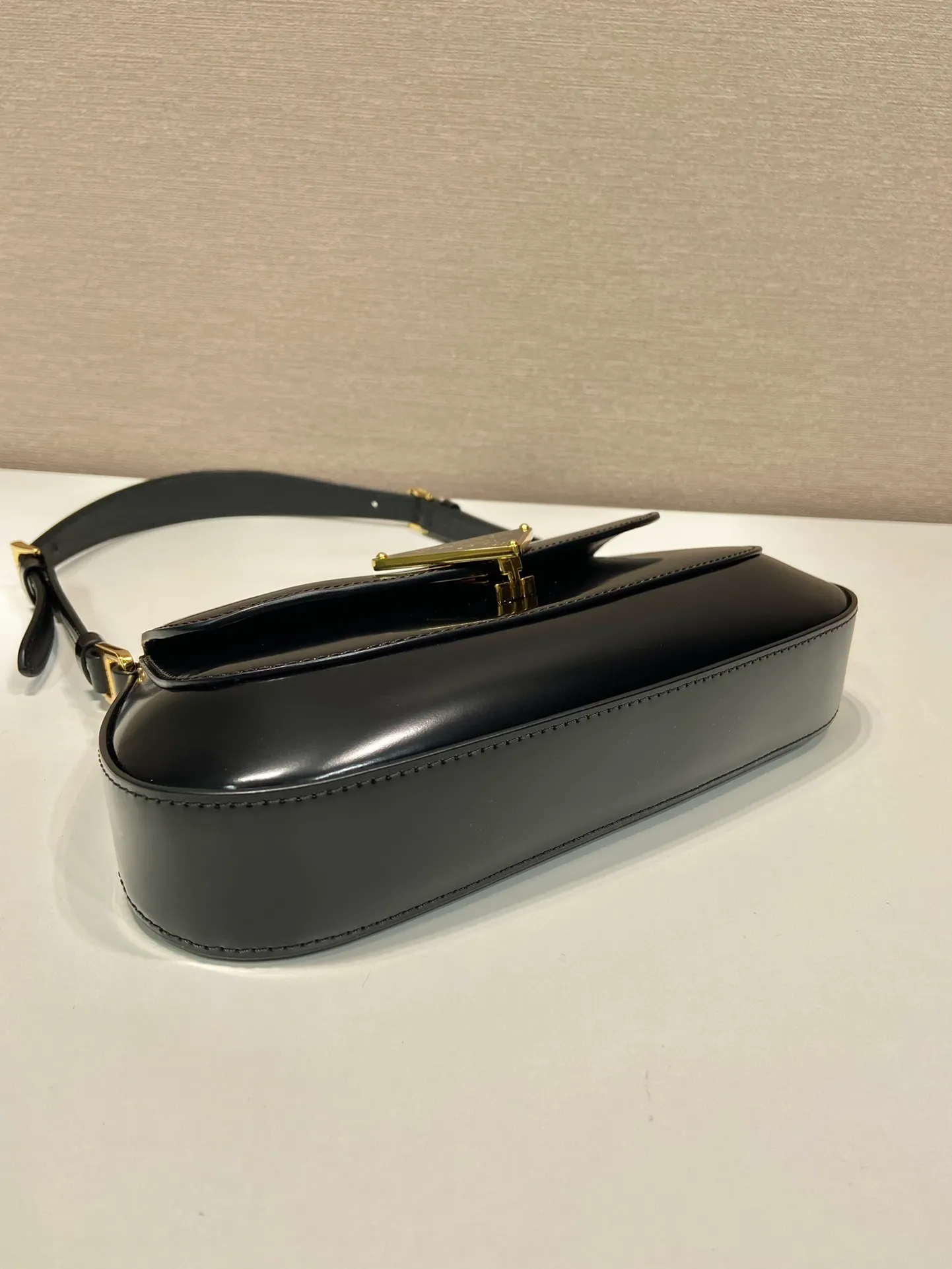 💰1520🎉New armpit bag🎉1BD345🎉🎉 The smooth arc design gives this shoulder bag a sophisticated and modern charm. Versatile style, equipped with 2 long and short shoulder straps/adjustable, suitable for use as a handbag or shoulder bag/crossbody. Modern glossy leather completes the look. Presented in a clamshell silhouette, it combines sophistication with functionality. Another hit that will never go out of style, babies. Hurry up and get it🎉🎉 Length 24x height 11x bottom 4cm🎉🎉🎉👏👏👏