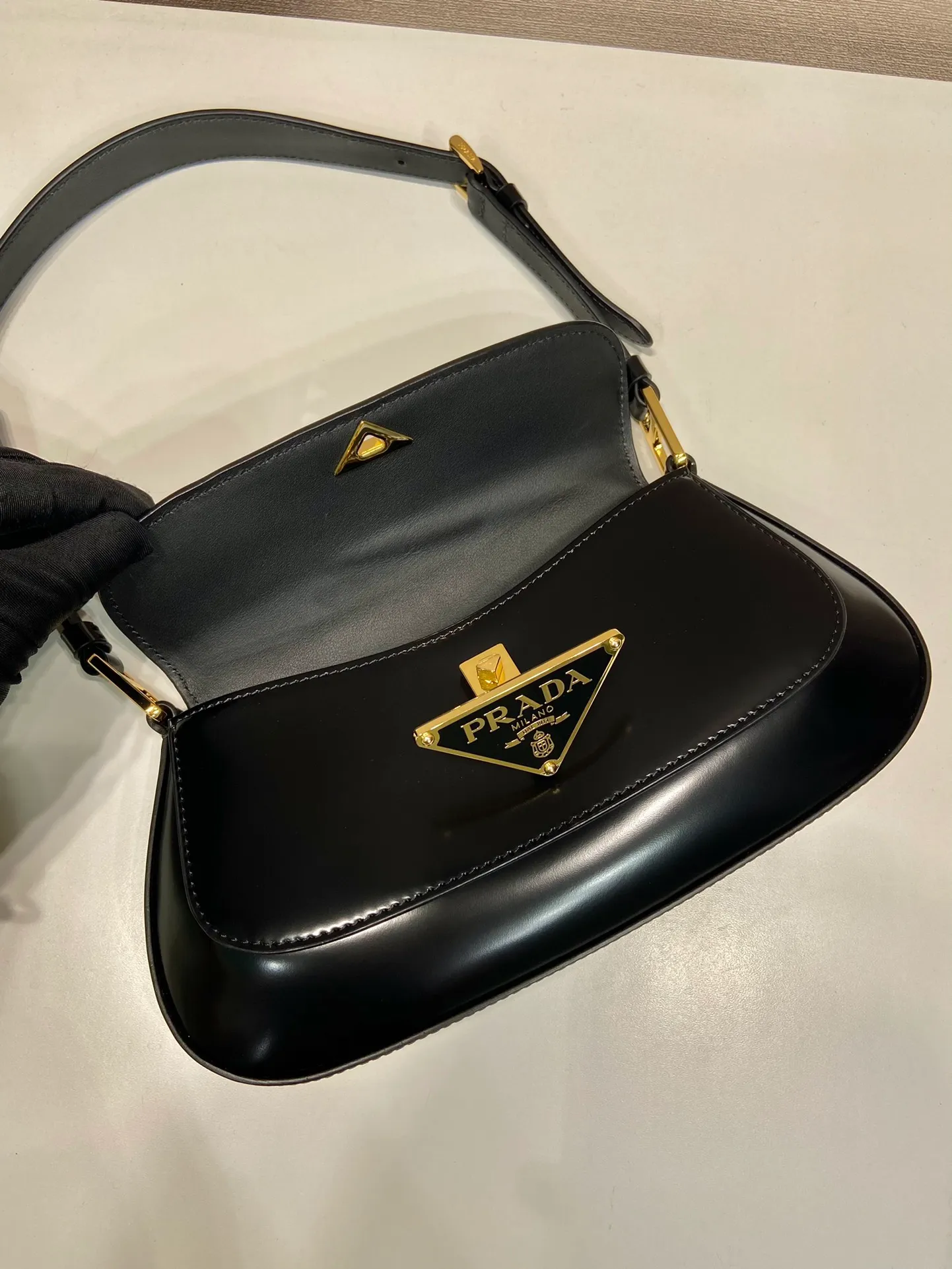 💰1520🎉New armpit bag🎉1BD345🎉🎉 The smooth arc design gives this shoulder bag a sophisticated and modern charm. Versatile style, equipped with 2 long and short shoulder straps/adjustable, suitable for use as a handbag or shoulder bag/crossbody. Modern glossy leather completes the look. Presented in a clamshell silhouette, it combines sophistication with functionality. Another hit that will never go out of style, babies. Hurry up and get it🎉🎉 Length 24x height 11x bottom 4cm🎉🎉🎉👏👏👏