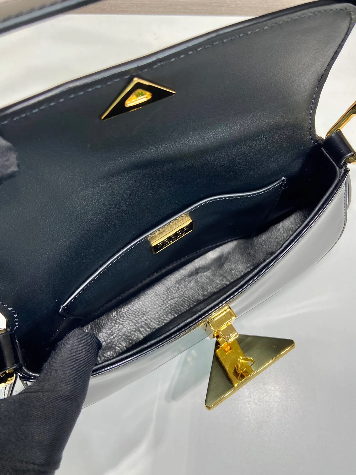 💰1520🎉New armpit bag🎉1BD345🎉🎉 The smooth arc design gives this shoulder bag a sophisticated and modern charm. Versatile style, equipped with 2 long and short shoulder straps/adjustable, suitable for use as a handbag or shoulder bag/crossbody. Modern glossy leather completes the look. Presented in a clamshell silhouette, it combines sophistication with functionality. Another hit that will never go out of style, babies. Hurry up and get it🎉🎉 Length 24x height 11x bottom 4cm🎉🎉🎉👏👏👏