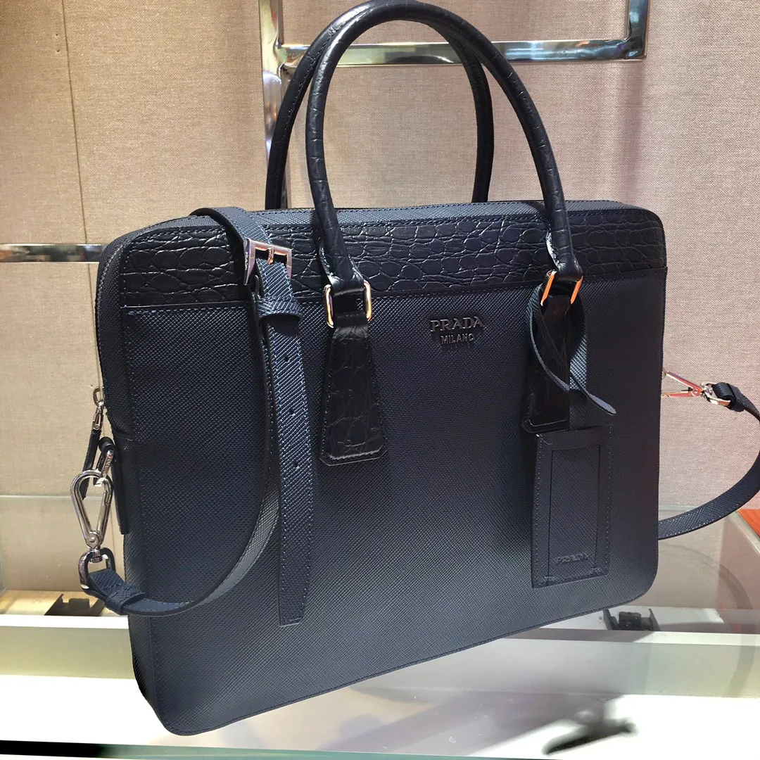 💰2040🎉Exclusive debut🎉2VE368D🎉🎉Original item👍👍Made of imported Saffiano leather material, crocodile leather trim, double handles, top-grade polished stainless steel finish metal accessories, a business compartment: One sliding bag, one zipper bag, two mobile phone pockets, leather lining, triangular enamel logo on the front exterior, this matching pattern looks particularly unique and fashionable, men's favorite, 😘😘Length 36x Height 28x Bottom 4cm👍👍👍