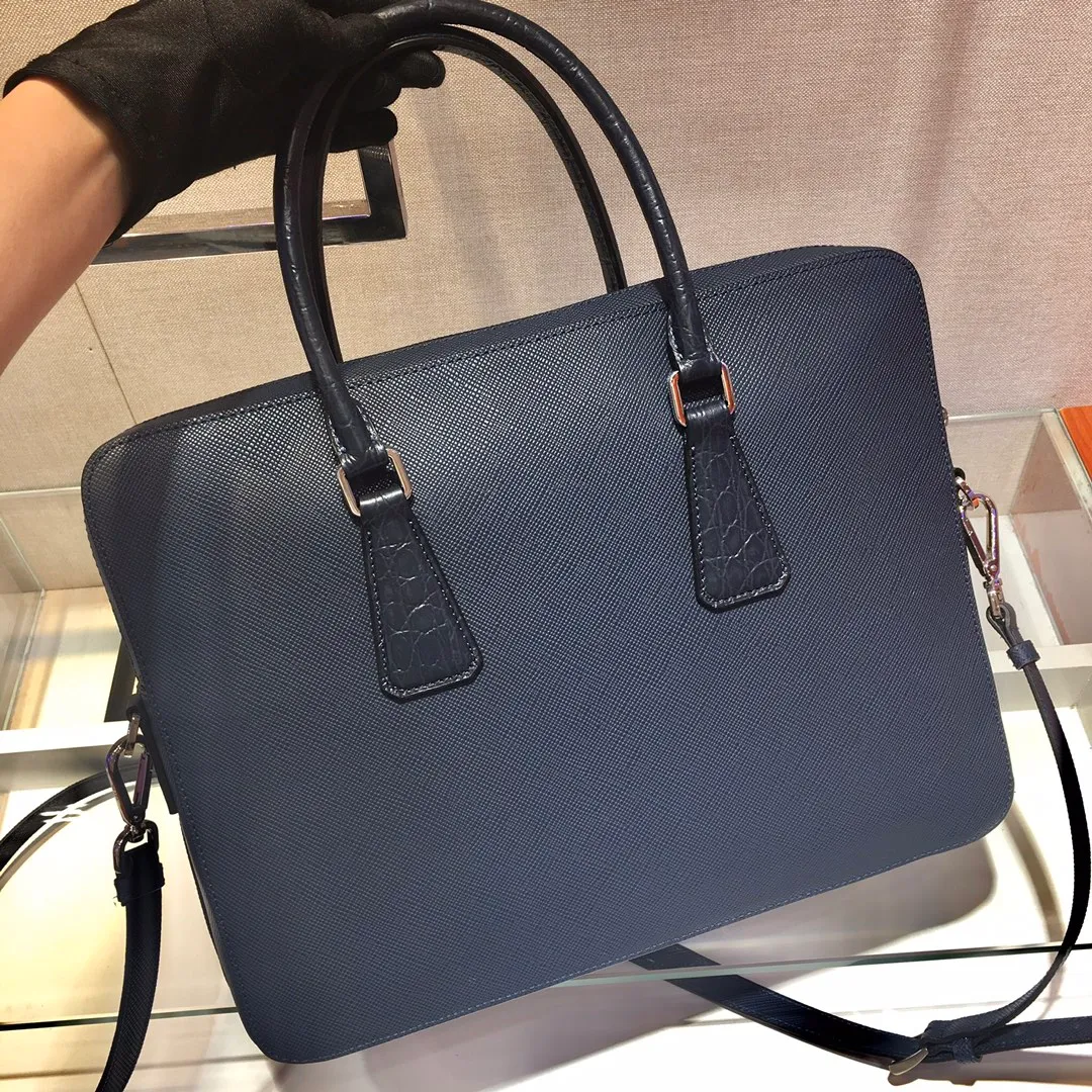 💰2040🎉Exclusive debut🎉2VE368D🎉🎉Original item👍👍Made of imported Saffiano leather material, crocodile leather trim, double handles, top-grade polished stainless steel finish metal accessories, a business compartment: One sliding bag, one zipper bag, two mobile phone pockets, leather lining, triangular enamel logo on the front exterior, this matching pattern looks particularly unique and fashionable, men's favorite, 😘😘Length 36x Height 28x Bottom 4cm👍👍👍