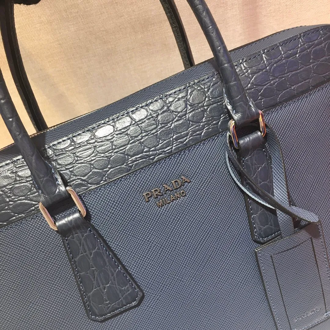 💰2040🎉Exclusive debut🎉2VE368D🎉🎉Original item👍👍Made of imported Saffiano leather material, crocodile leather trim, double handles, top-grade polished stainless steel finish metal accessories, a business compartment: One sliding bag, one zipper bag, two mobile phone pockets, leather lining, triangular enamel logo on the front exterior, this matching pattern looks particularly unique and fashionable, men's favorite, 😘😘Length 36x Height 28x Bottom 4cm👍👍👍