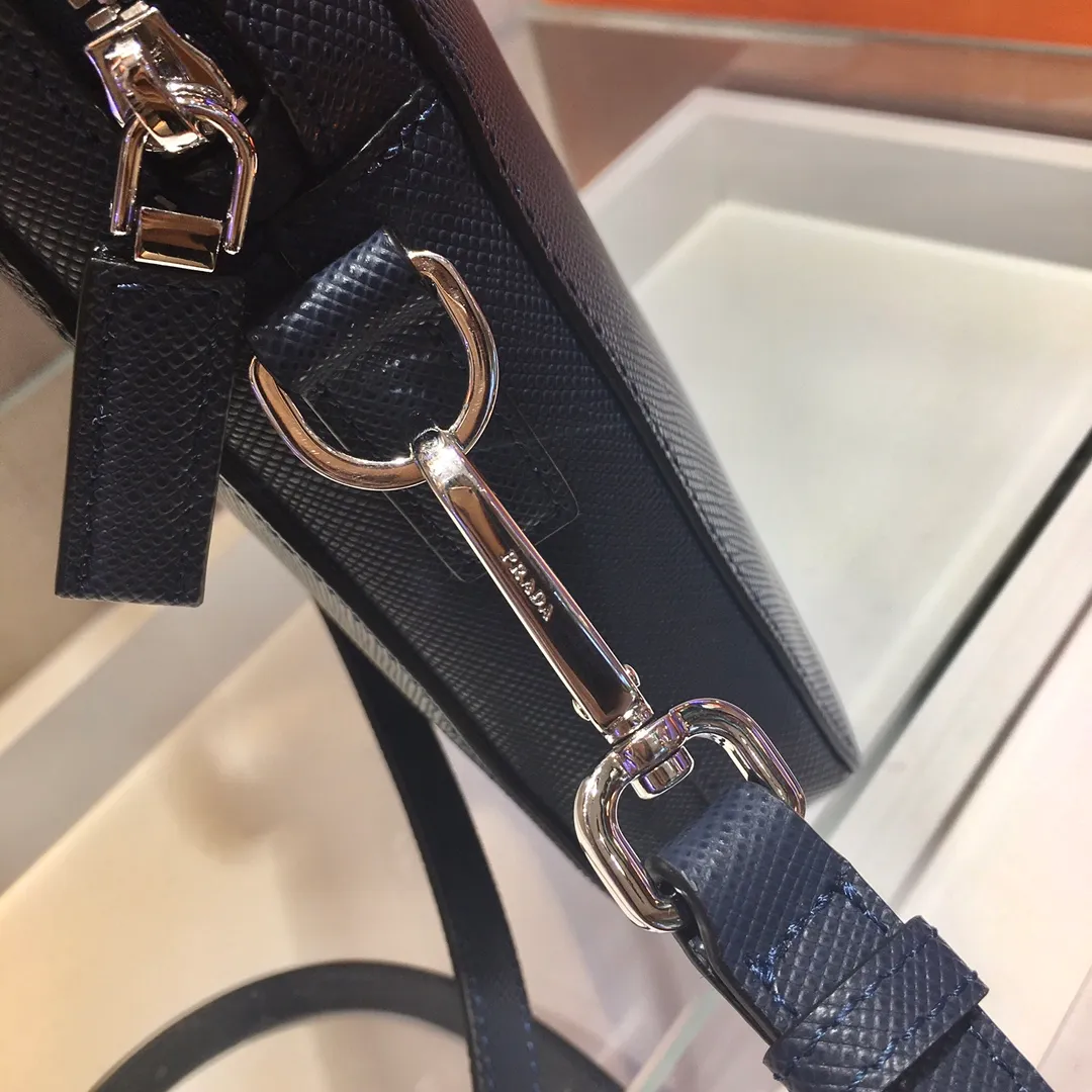 💰2040🎉Exclusive debut🎉2VE368D🎉🎉Original item👍👍Made of imported Saffiano leather material, crocodile leather trim, double handles, top-grade polished stainless steel finish metal accessories, a business compartment: One sliding bag, one zipper bag, two mobile phone pockets, leather lining, triangular enamel logo on the front exterior, this matching pattern looks particularly unique and fashionable, men's favorite, 😘😘Length 36x Height 28x Bottom 4cm👍👍👍