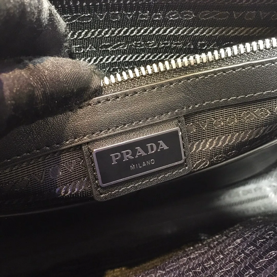 💰2040🎉Exclusive debut🎉2VE368D🎉🎉Original item👍👍Made of imported Saffiano leather material, crocodile leather trim, double handles, top-grade polished stainless steel finish metal accessories, a business compartment: One sliding bag, one zipper bag, two mobile phone pockets, leather lining, triangular enamel logo on the front exterior, this matching pattern looks particularly unique and fashionable, men's favorite, 😘😘Length 36x Height 28x Bottom 4cm👍👍👍