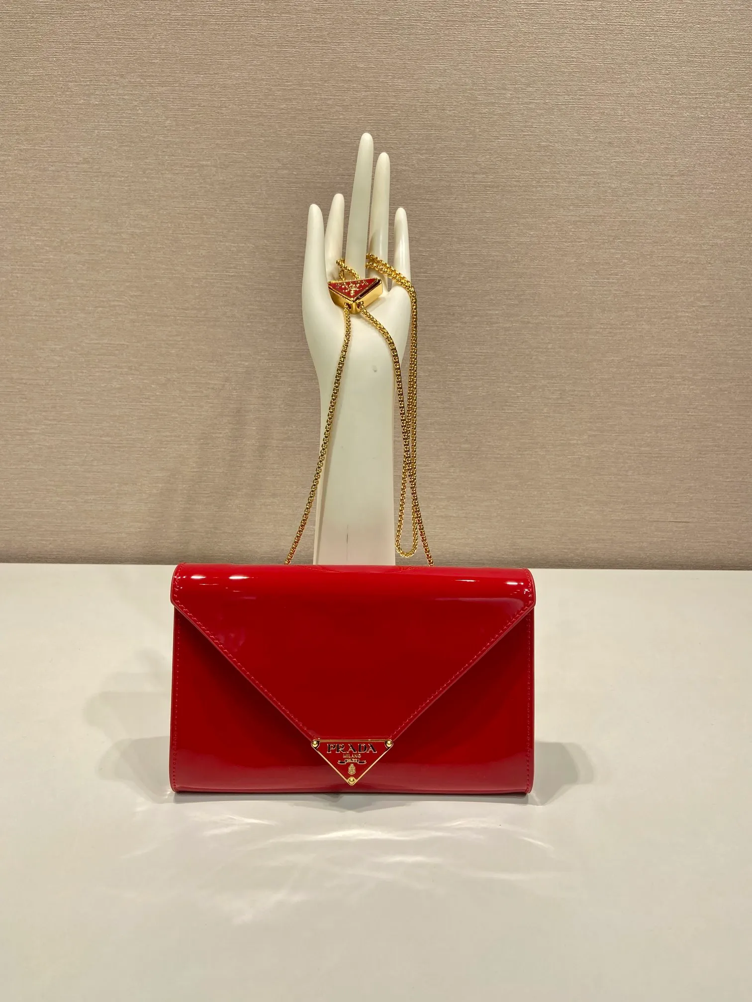 💰1120🎉Patent Leather Envelope Bag🎉1Bp102 Clutch🎉🎉 The gloss of patent leather highlights the elegant silhouette of this mini handbag, injecting it with a modern flavor. Featuring a detachable chain shoulder strap and a nappa leather interior with card slots, this bag features a signature triangle logo on the magnetic closure for a timeless and instantly recognizable look. It can also be used as a handbag/shoulder bag/crossbody. It has many functions and can be exchanged for different occasions. Another hot item from internet celebrities🎉🎉 Length 20x height 11.5cm🎉🎉🎉👏👏👏