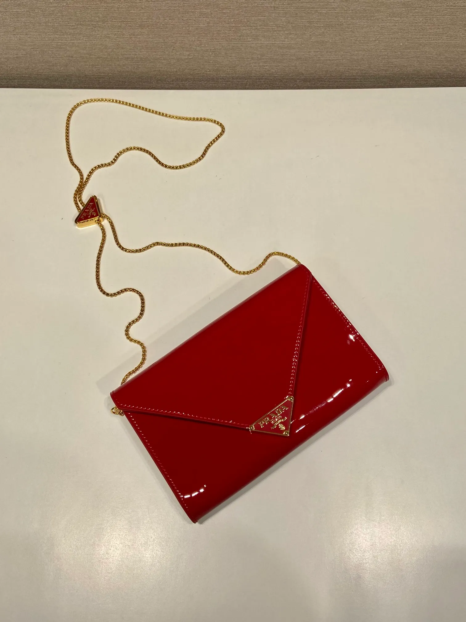 💰1120🎉Patent Leather Envelope Bag🎉1Bp102 Clutch🎉🎉 The gloss of patent leather highlights the elegant silhouette of this mini handbag, injecting it with a modern flavor. Featuring a detachable chain shoulder strap and a nappa leather interior with card slots, this bag features a signature triangle logo on the magnetic closure for a timeless and instantly recognizable look. It can also be used as a handbag/shoulder bag/crossbody. It has many functions and can be exchanged for different occasions. Another hot item from internet celebrities🎉🎉 Length 20x height 11.5cm🎉🎉🎉👏👏👏