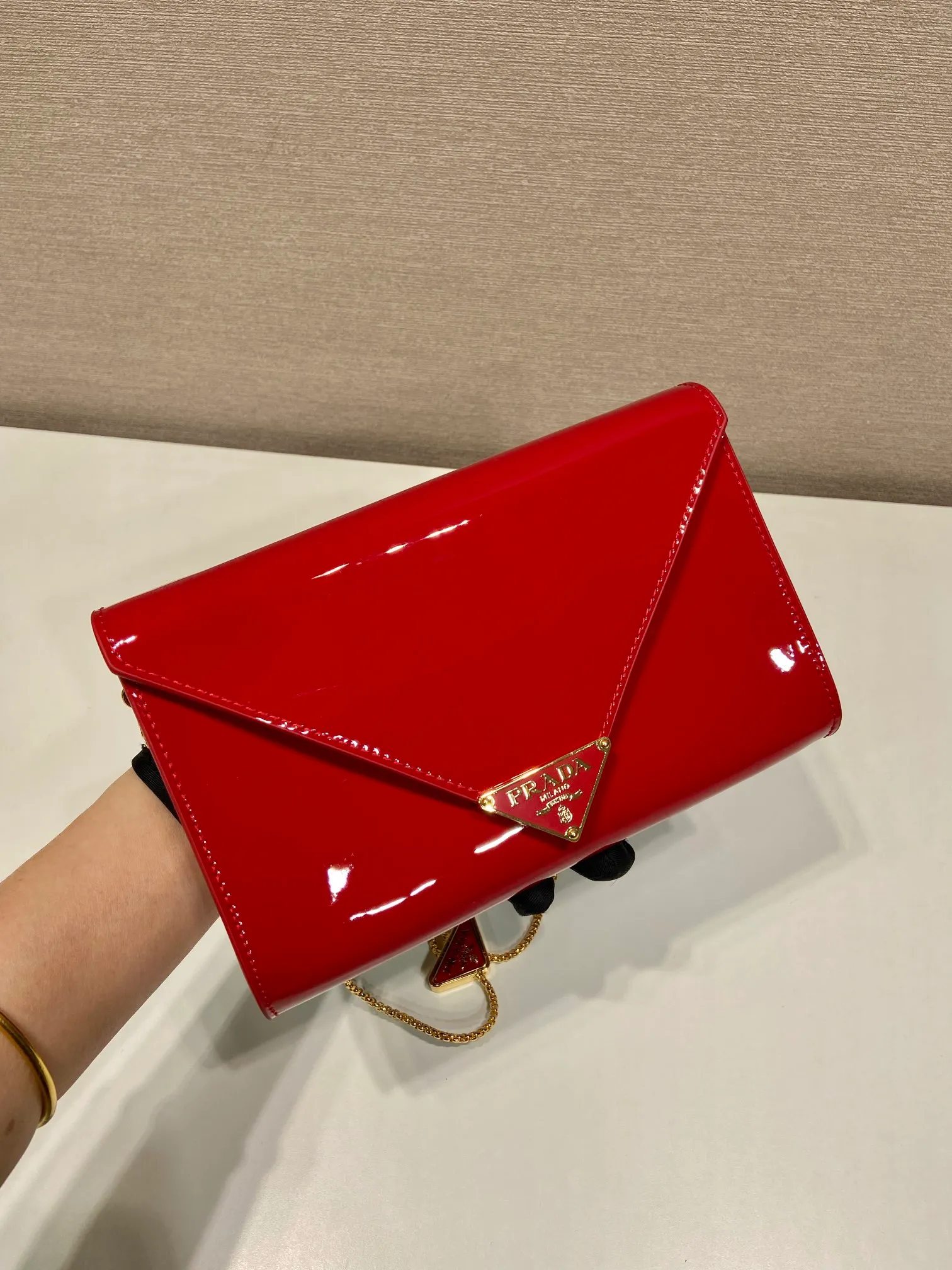 💰1120🎉Patent Leather Envelope Bag🎉1Bp102 Clutch🎉🎉 The gloss of patent leather highlights the elegant silhouette of this mini handbag, injecting it with a modern flavor. Featuring a detachable chain shoulder strap and a nappa leather interior with card slots, this bag features a signature triangle logo on the magnetic closure for a timeless and instantly recognizable look. It can also be used as a handbag/shoulder bag/crossbody. It has many functions and can be exchanged for different occasions. Another hot item from internet celebrities🎉🎉 Length 20x height 11.5cm🎉🎉🎉👏👏👏