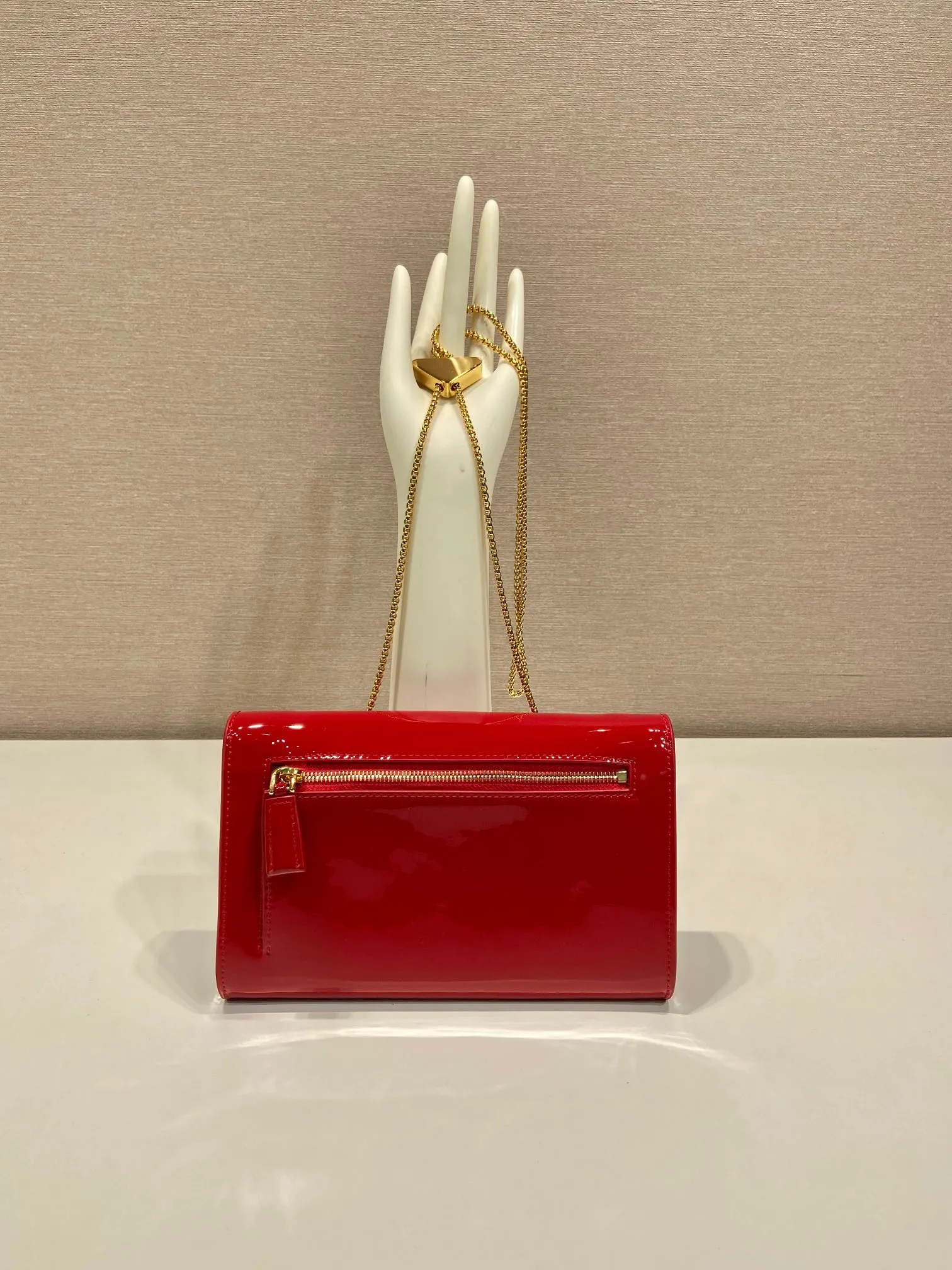 💰1120🎉Patent Leather Envelope Bag🎉1Bp102 Clutch🎉🎉 The gloss of patent leather highlights the elegant silhouette of this mini handbag, injecting it with a modern flavor. Featuring a detachable chain shoulder strap and a nappa leather interior with card slots, this bag features a signature triangle logo on the magnetic closure for a timeless and instantly recognizable look. It can also be used as a handbag/shoulder bag/crossbody. It has many functions and can be exchanged for different occasions. Another hot item from internet celebrities🎉🎉 Length 20x height 11.5cm🎉🎉🎉👏👏👏
