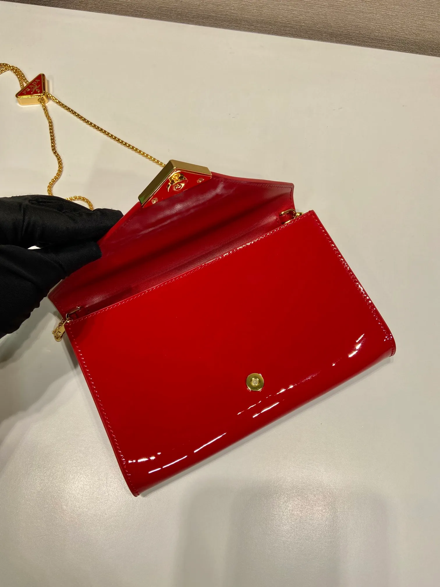 💰1120🎉Patent Leather Envelope Bag🎉1Bp102 Clutch🎉🎉 The gloss of patent leather highlights the elegant silhouette of this mini handbag, injecting it with a modern flavor. Featuring a detachable chain shoulder strap and a nappa leather interior with card slots, this bag features a signature triangle logo on the magnetic closure for a timeless and instantly recognizable look. It can also be used as a handbag/shoulder bag/crossbody. It has many functions and can be exchanged for different occasions. Another hot item from internet celebrities🎉🎉 Length 20x height 11.5cm🎉🎉🎉👏👏👏