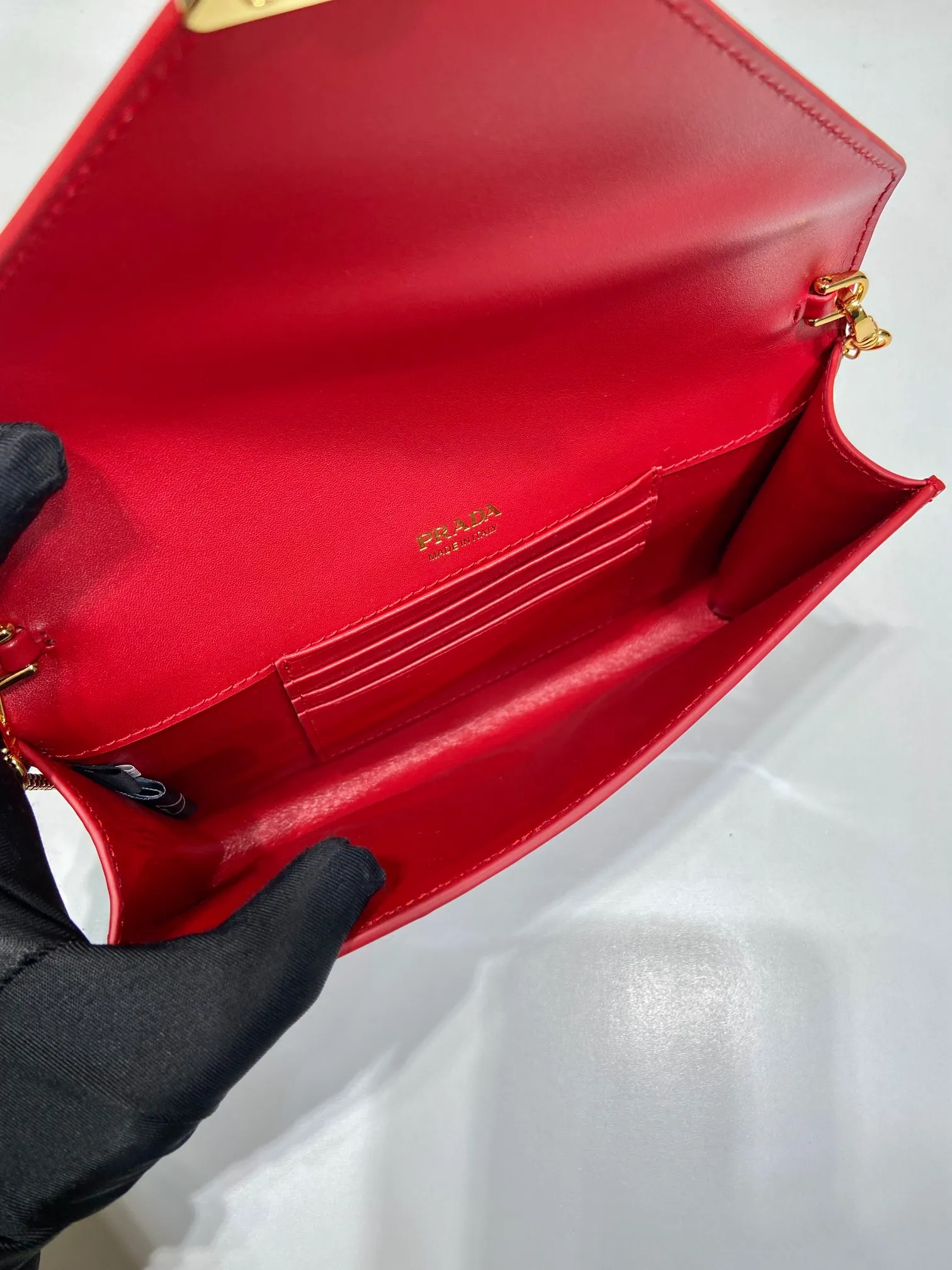 💰1120🎉Patent Leather Envelope Bag🎉1Bp102 Clutch🎉🎉 The gloss of patent leather highlights the elegant silhouette of this mini handbag, injecting it with a modern flavor. Featuring a detachable chain shoulder strap and a nappa leather interior with card slots, this bag features a signature triangle logo on the magnetic closure for a timeless and instantly recognizable look. It can also be used as a handbag/shoulder bag/crossbody. It has many functions and can be exchanged for different occasions. Another hot item from internet celebrities🎉🎉 Length 20x height 11.5cm🎉🎉🎉👏👏👏