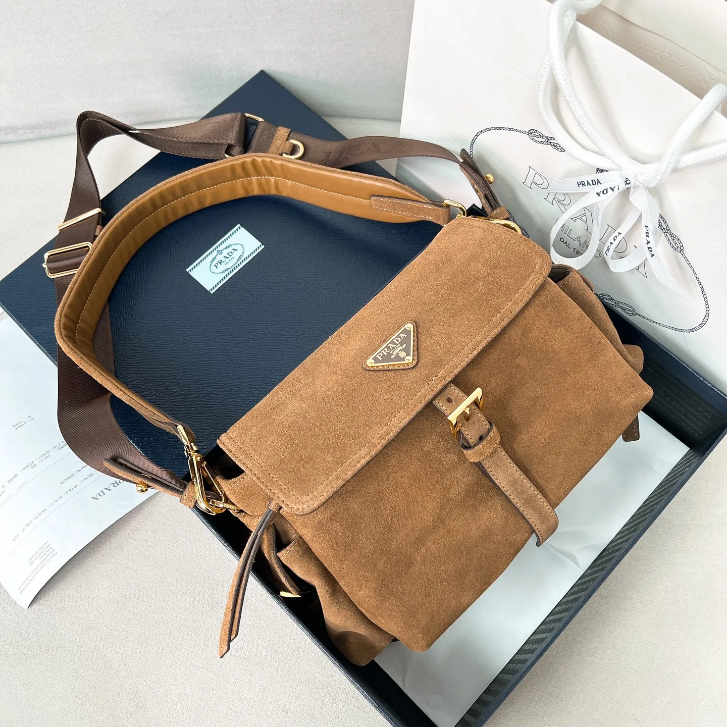 💰1520✨New product launch✨2025 new hot model Explore suede messenger bag medium size 1BD394, super versatile, good-looking and fashionable people must buy it! Not only practical, lightweight but also good-looking, with super large capacity. Triangle brand signature + imported suede. Lightweight and practical design combines sports and versatile elements. Equipped with two detachable and adjustable webbing straps. The fluffy and soft shape goes well with clothes. The multi-pocket design meets the functional needs of traveling and commuting. It is simply great👏... Unisex model for both men and women🉑️ Size: 30*14*10cm Black