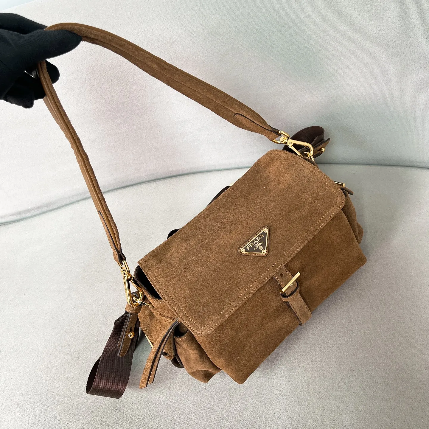 💰1520✨New product launch✨2025 new hot model Explore suede messenger bag medium size 1BD394, super versatile, good-looking and fashionable people must buy it! Not only practical, lightweight but also good-looking, with super large capacity. Triangle brand signature + imported suede. Lightweight and practical design combines sports and versatile elements. Equipped with two detachable and adjustable webbing straps. The fluffy and soft shape goes well with clothes. The multi-pocket design meets the functional needs of traveling and commuting. It is simply great👏... Unisex model for both men and women🉑️ Size: 30*14*10cm Black