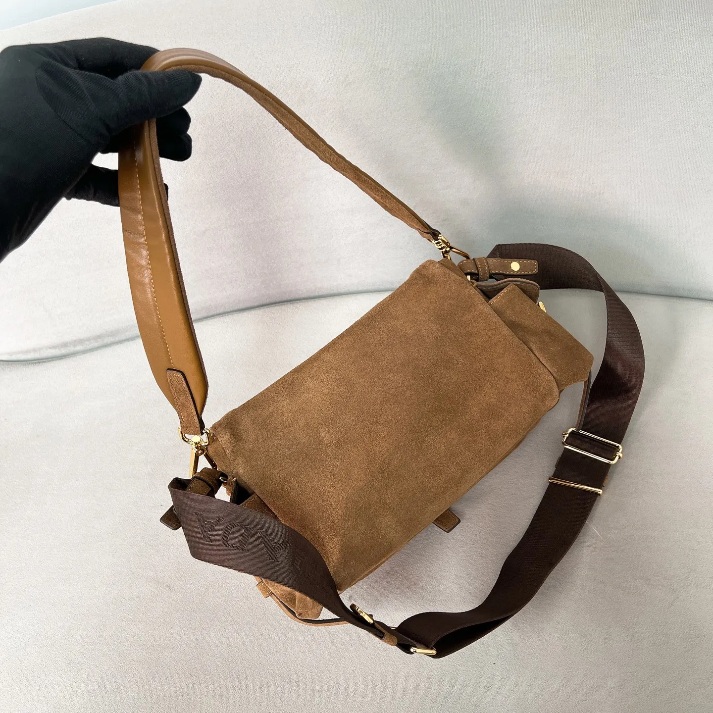 💰1520✨New product launch✨2025 new hot model Explore suede messenger bag medium size 1BD394, super versatile, good-looking and fashionable people must buy it! Not only practical, lightweight but also good-looking, with super large capacity. Triangle brand signature + imported suede. Lightweight and practical design combines sports and versatile elements. Equipped with two detachable and adjustable webbing straps. The fluffy and soft shape goes well with clothes. The multi-pocket design meets the functional needs of traveling and commuting. It is simply great👏... Unisex model for both men and women🉑️ Size: 30*14*10cm Black