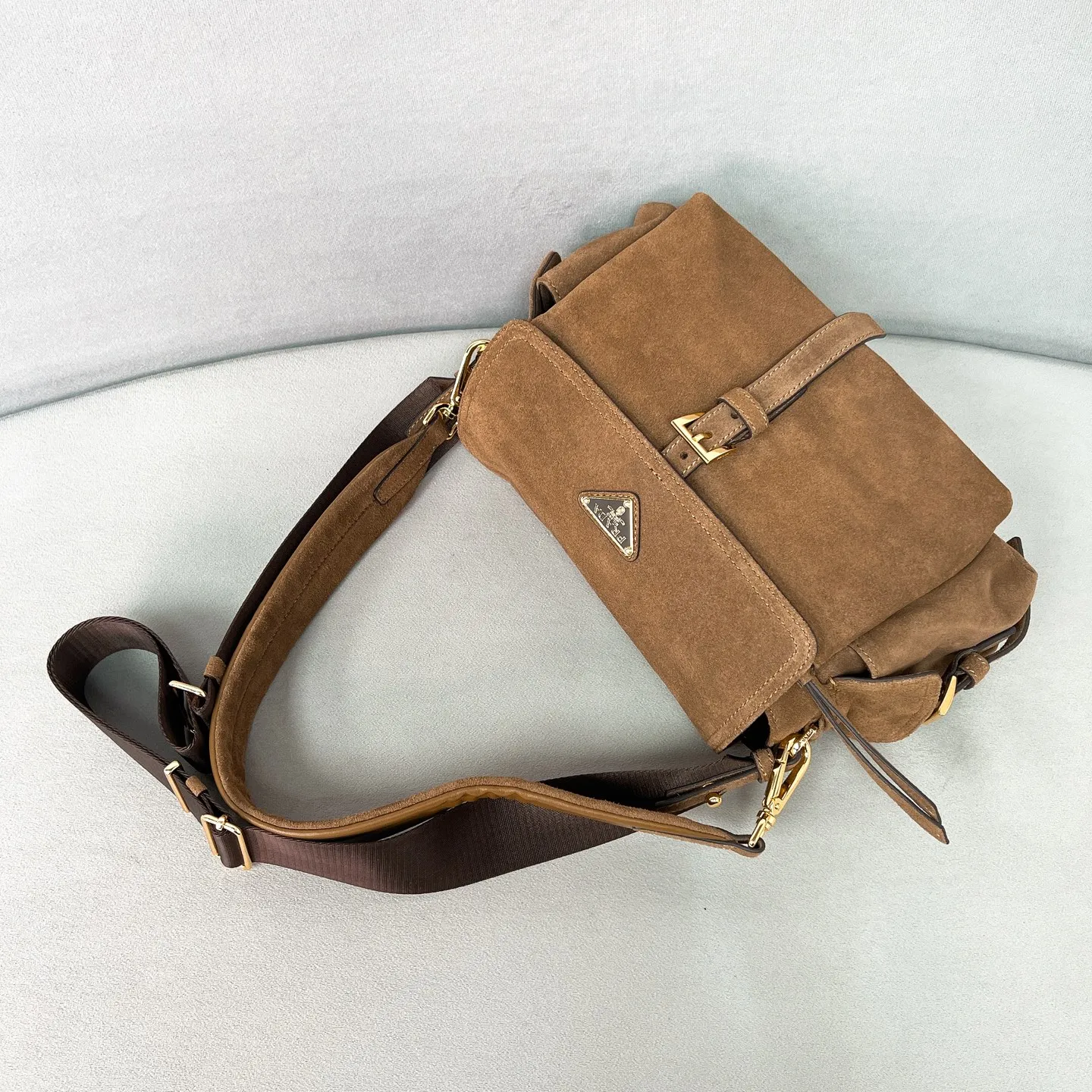 💰1520✨New product launch✨2025 new hot model Explore suede messenger bag medium size 1BD394, super versatile, good-looking and fashionable people must buy it! Not only practical, lightweight but also good-looking, with super large capacity. Triangle brand signature + imported suede. Lightweight and practical design combines sports and versatile elements. Equipped with two detachable and adjustable webbing straps. The fluffy and soft shape goes well with clothes. The multi-pocket design meets the functional needs of traveling and commuting. It is simply great👏... Unisex model for both men and women🉑️ Size: 30*14*10cm Black