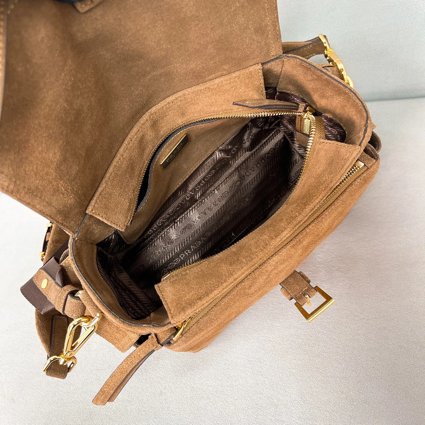 💰1520✨New product launch✨2025 new hot model Explore suede messenger bag medium size 1BD394, super versatile, good-looking and fashionable people must buy it! Not only practical, lightweight but also good-looking, with super large capacity. Triangle brand signature + imported suede. Lightweight and practical design combines sports and versatile elements. Equipped with two detachable and adjustable webbing straps. The fluffy and soft shape goes well with clothes. The multi-pocket design meets the functional needs of traveling and commuting. It is simply great👏... Unisex model for both men and women🉑️ Size: 30*14*10cm Black