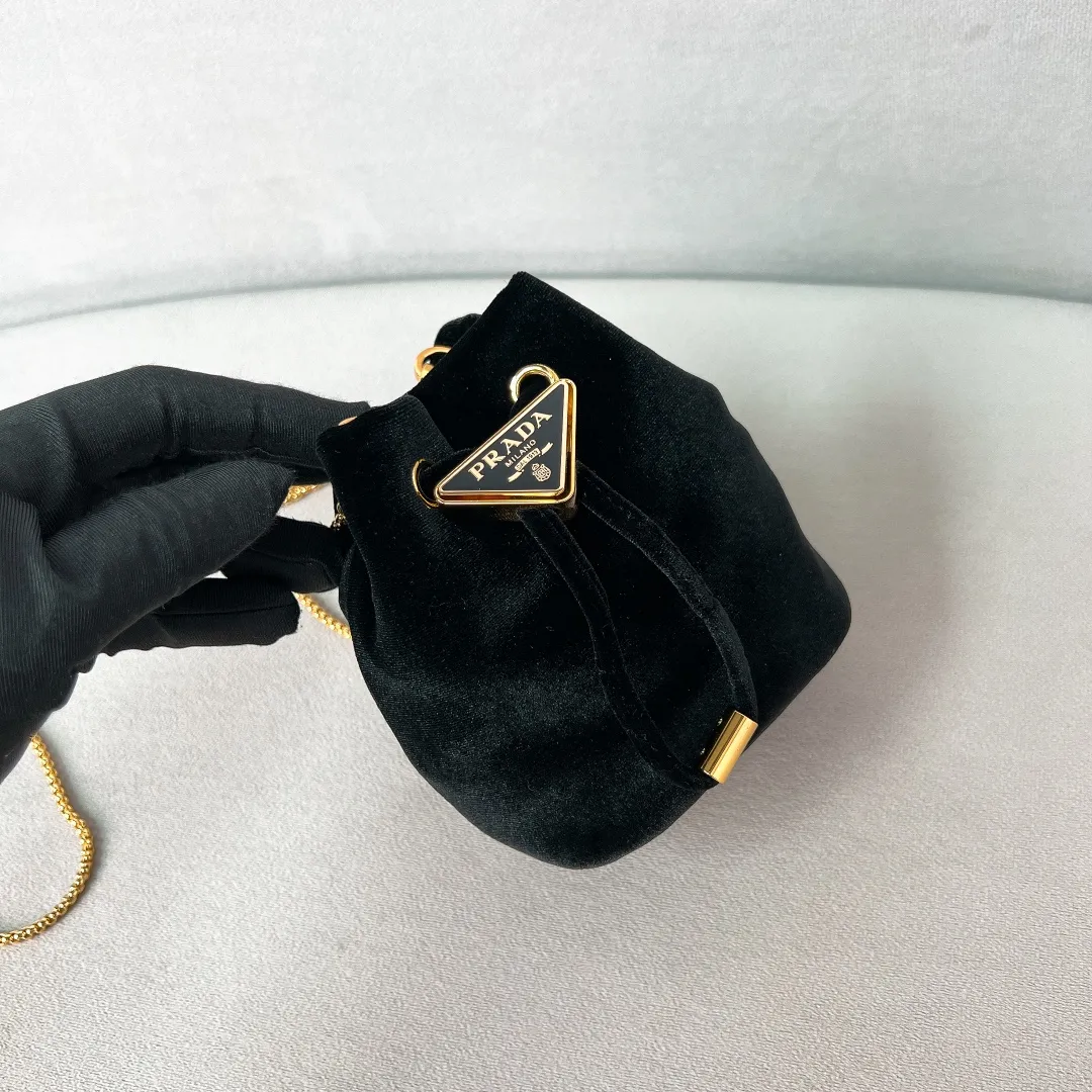 💰900✨New product launch✨2025 early spring new velvet fabric mini lucky bag 1NR016. Carefully crafted from exquisite and elegant velvet fabric. Equipped with metal chain➕triangle logo➕small gold circle. Super cute little lucky bag shape with lots of blessings. Simple, exquisite and shiny. It can be worn on one shoulder or crossbody. It is simply great👏...the new favorite of fashion trendsetters The perfect details are comparable to brick cabinets. Super 5🌟review Size: 9.5*9*6cm black