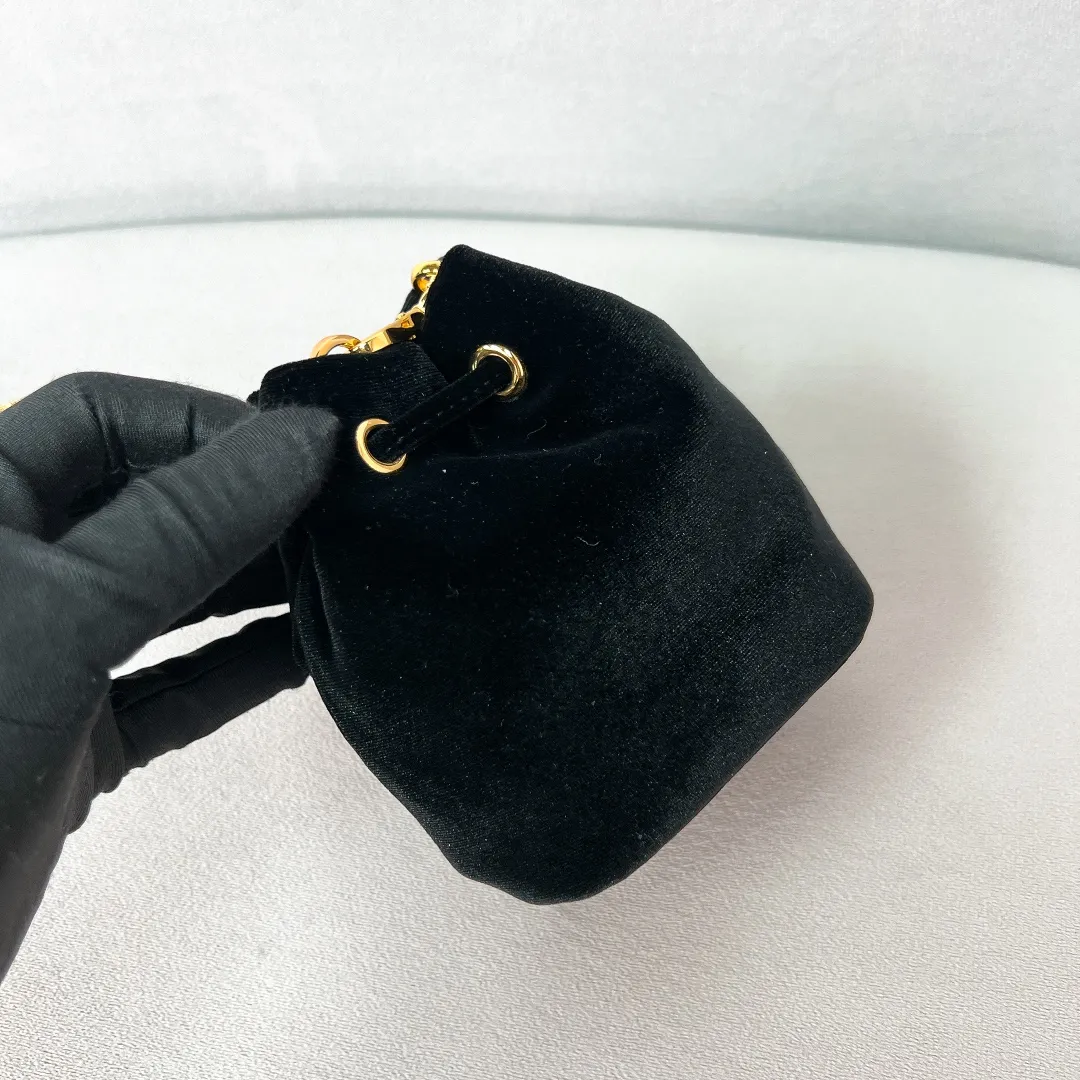 💰900✨New product launch✨2025 early spring new velvet fabric mini lucky bag 1NR016. Carefully crafted from exquisite and elegant velvet fabric. Equipped with metal chain➕triangle logo➕small gold circle. Super cute little lucky bag shape with lots of blessings. Simple, exquisite and shiny. It can be worn on one shoulder or crossbody. It is simply great👏...the new favorite of fashion trendsetters The perfect details are comparable to brick cabinets. Super 5🌟review Size: 9.5*9*6cm black