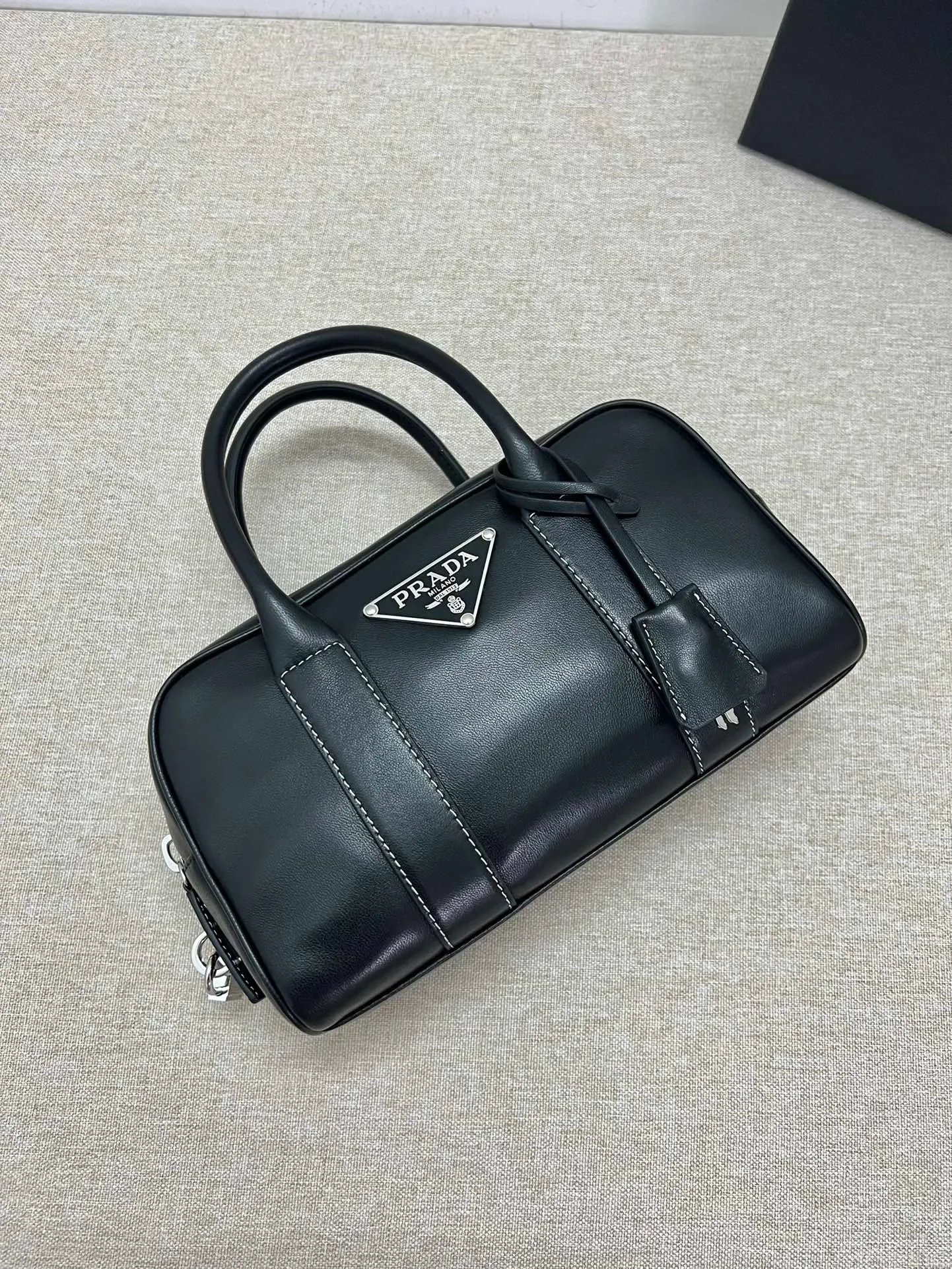 💰1520, P’s new second-hand Boston handbag, 🖤Super high-end Boston ceiling‼ ️The body of the bag is made of imported calfskin, which is high-end and textured. It is especially soft and easy to touch. The size is also super cute. It is small and exquisite. It also comes with a key🔑 and a small lock🔒. The leather surface is oily and shows the charm of the middle ages. It is also rare. I rarely get bumps when I get it. I love it! Style number: 846 Dimensions: Bottom length 24x width 5x height 24 (including handle)
