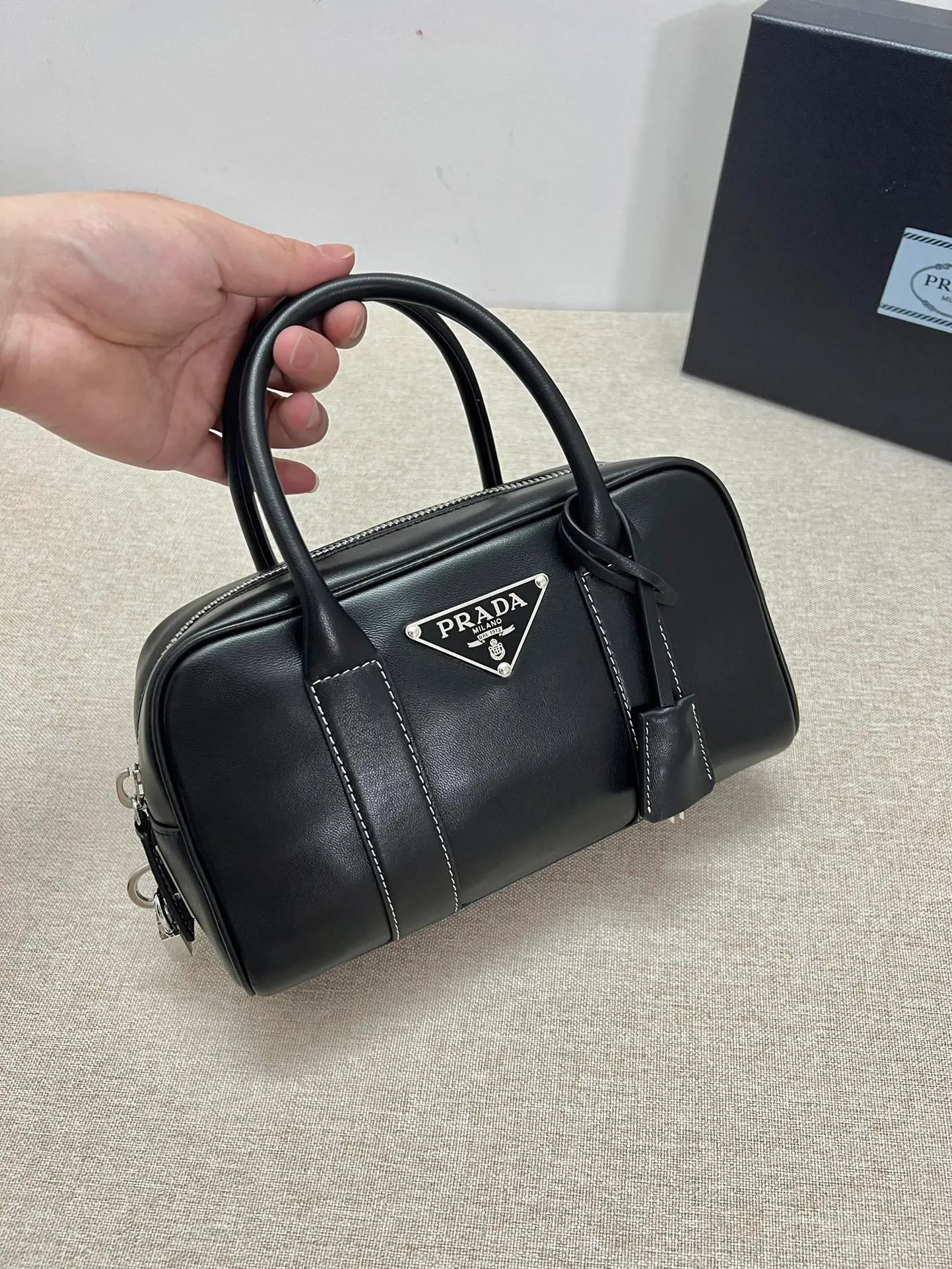 💰1520, P’s new second-hand Boston handbag, 🖤Super high-end Boston ceiling‼ ️The body of the bag is made of imported calfskin, which is high-end and textured. It is especially soft and easy to touch. The size is also super cute. It is small and exquisite. It also comes with a key🔑 and a small lock🔒. The leather surface is oily and shows the charm of the middle ages. It is also rare. I rarely get bumps when I get it. I love it! Style number: 846 Dimensions: Bottom length 24x width 5x height 24 (including handle)