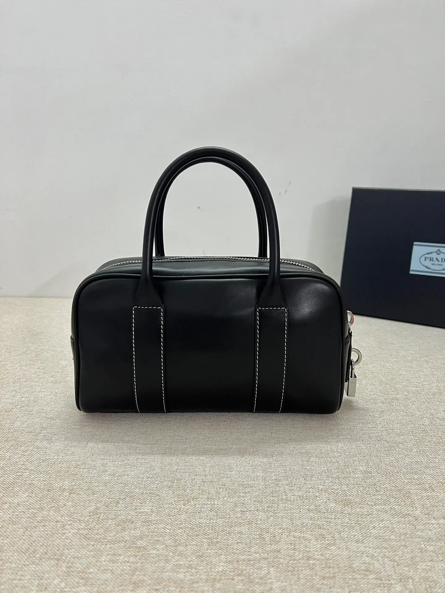 💰1520, P’s new second-hand Boston handbag, 🖤Super high-end Boston ceiling‼ ️The body of the bag is made of imported calfskin, which is high-end and textured. It is especially soft and easy to touch. The size is also super cute. It is small and exquisite. It also comes with a key🔑 and a small lock🔒. The leather surface is oily and shows the charm of the middle ages. It is also rare. I rarely get bumps when I get it. I love it! Style number: 846 Dimensions: Bottom length 24x width 5x height 24 (including handle)