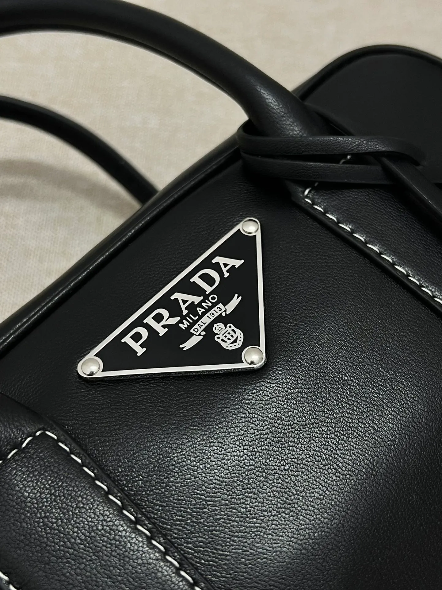 💰1520, P’s new second-hand Boston handbag, 🖤Super high-end Boston ceiling‼ ️The body of the bag is made of imported calfskin, which is high-end and textured. It is especially soft and easy to touch. The size is also super cute. It is small and exquisite. It also comes with a key🔑 and a small lock🔒. The leather surface is oily and shows the charm of the middle ages. It is also rare. I rarely get bumps when I get it. I love it! Style number: 846 Dimensions: Bottom length 24x width 5x height 24 (including handle)
