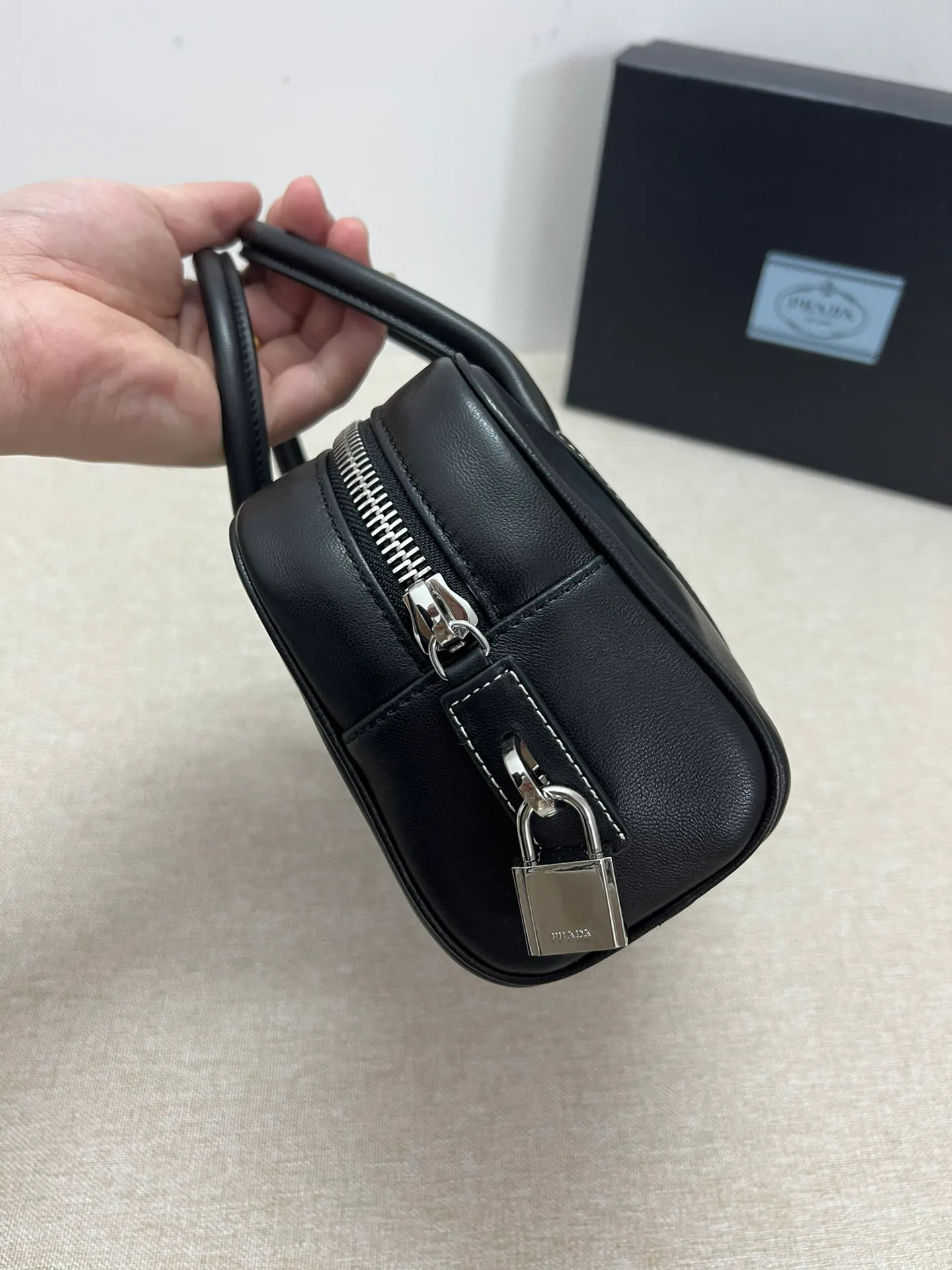💰1520, P’s new second-hand Boston handbag, 🖤Super high-end Boston ceiling‼ ️The body of the bag is made of imported calfskin, which is high-end and textured. It is especially soft and easy to touch. The size is also super cute. It is small and exquisite. It also comes with a key🔑 and a small lock🔒. The leather surface is oily and shows the charm of the middle ages. It is also rare. I rarely get bumps when I get it. I love it! Style number: 846 Dimensions: Bottom length 24x width 5x height 24 (including handle)