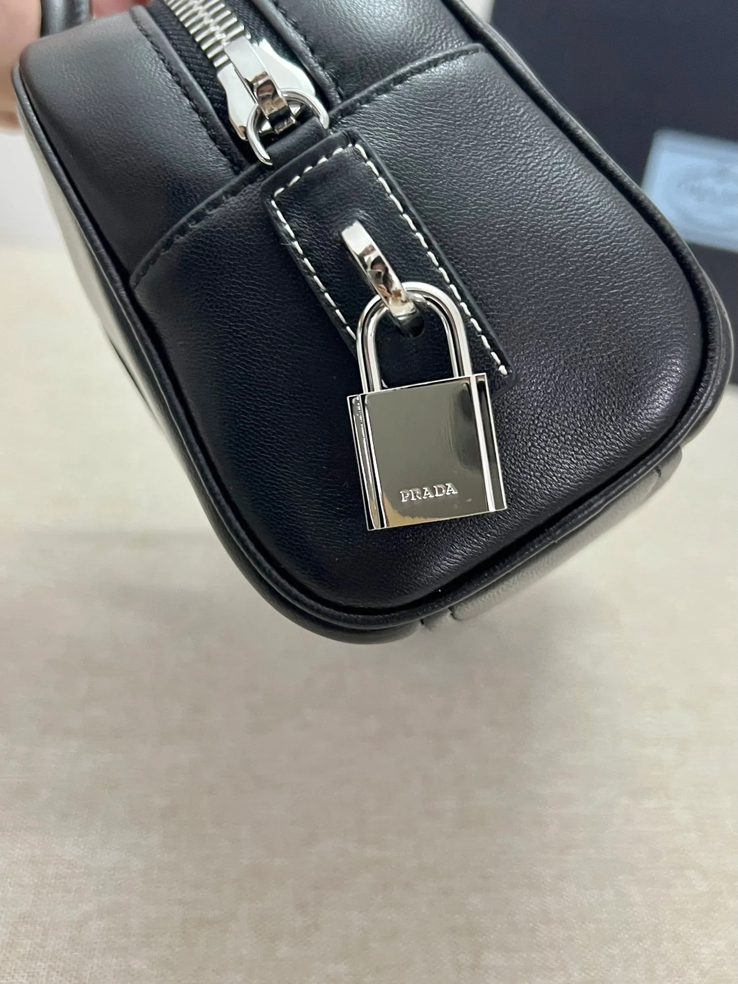 💰1520, P’s new second-hand Boston handbag, 🖤Super high-end Boston ceiling‼ ️The body of the bag is made of imported calfskin, which is high-end and textured. It is especially soft and easy to touch. The size is also super cute. It is small and exquisite. It also comes with a key🔑 and a small lock🔒. The leather surface is oily and shows the charm of the middle ages. It is also rare. I rarely get bumps when I get it. I love it! Style number: 846 Dimensions: Bottom length 24x width 5x height 24 (including handle)