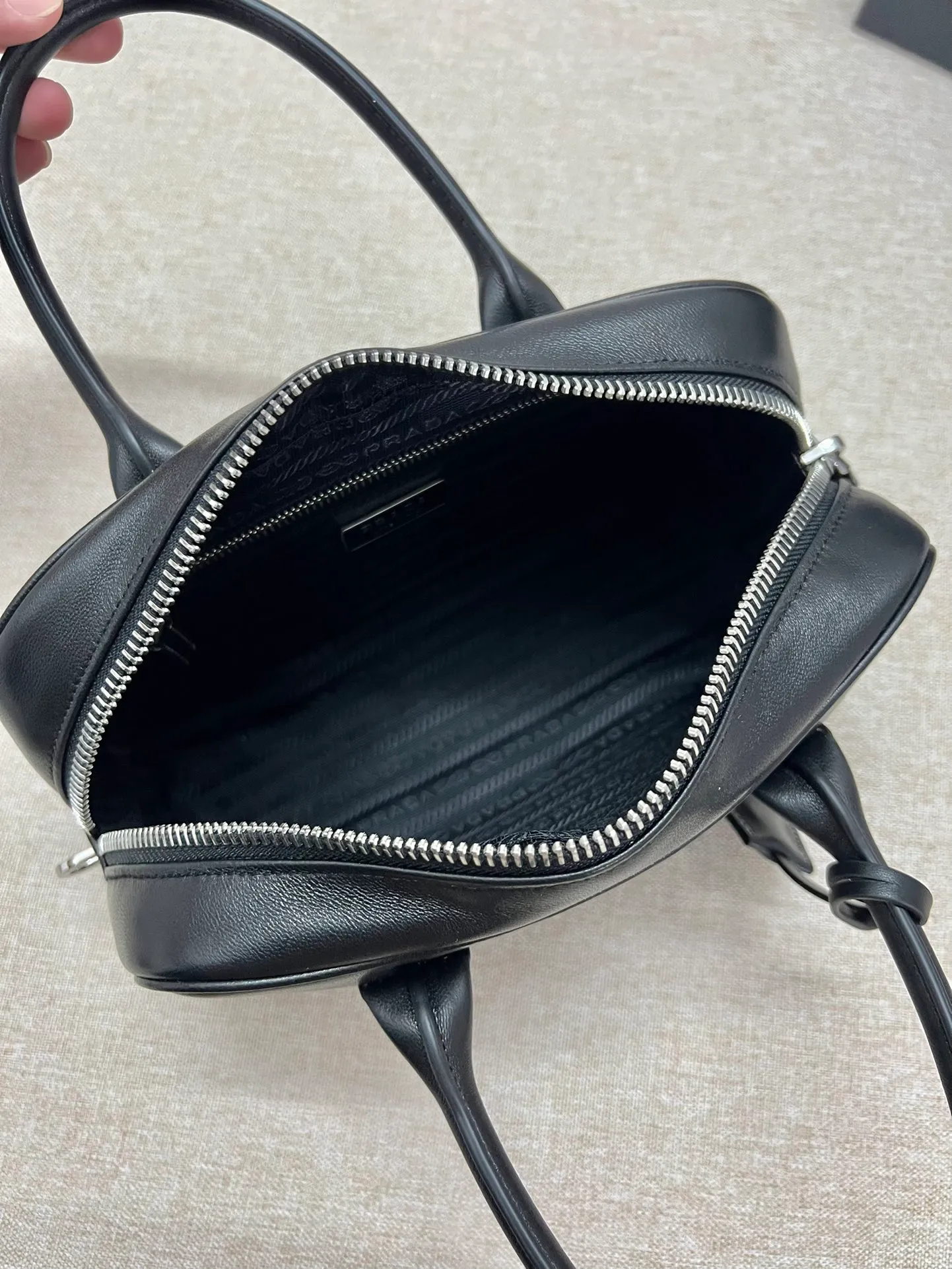 💰1520, P’s new second-hand Boston handbag, 🖤Super high-end Boston ceiling‼ ️The body of the bag is made of imported calfskin, which is high-end and textured. It is especially soft and easy to touch. The size is also super cute. It is small and exquisite. It also comes with a key🔑 and a small lock🔒. The leather surface is oily and shows the charm of the middle ages. It is also rare. I rarely get bumps when I get it. I love it! Style number: 846 Dimensions: Bottom length 24x width 5x height 24 (including handle)