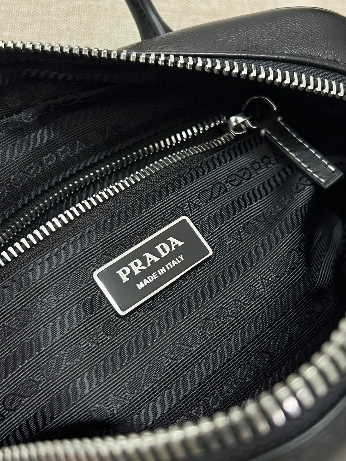 💰1520, P’s new second-hand Boston handbag, 🖤Super high-end Boston ceiling‼ ️The body of the bag is made of imported calfskin, which is high-end and textured. It is especially soft and easy to touch. The size is also super cute. It is small and exquisite. It also comes with a key🔑 and a small lock🔒. The leather surface is oily and shows the charm of the middle ages. It is also rare. I rarely get bumps when I get it. I love it! Style number: 846 Dimensions: Bottom length 24x width 5x height 24 (including handle)
