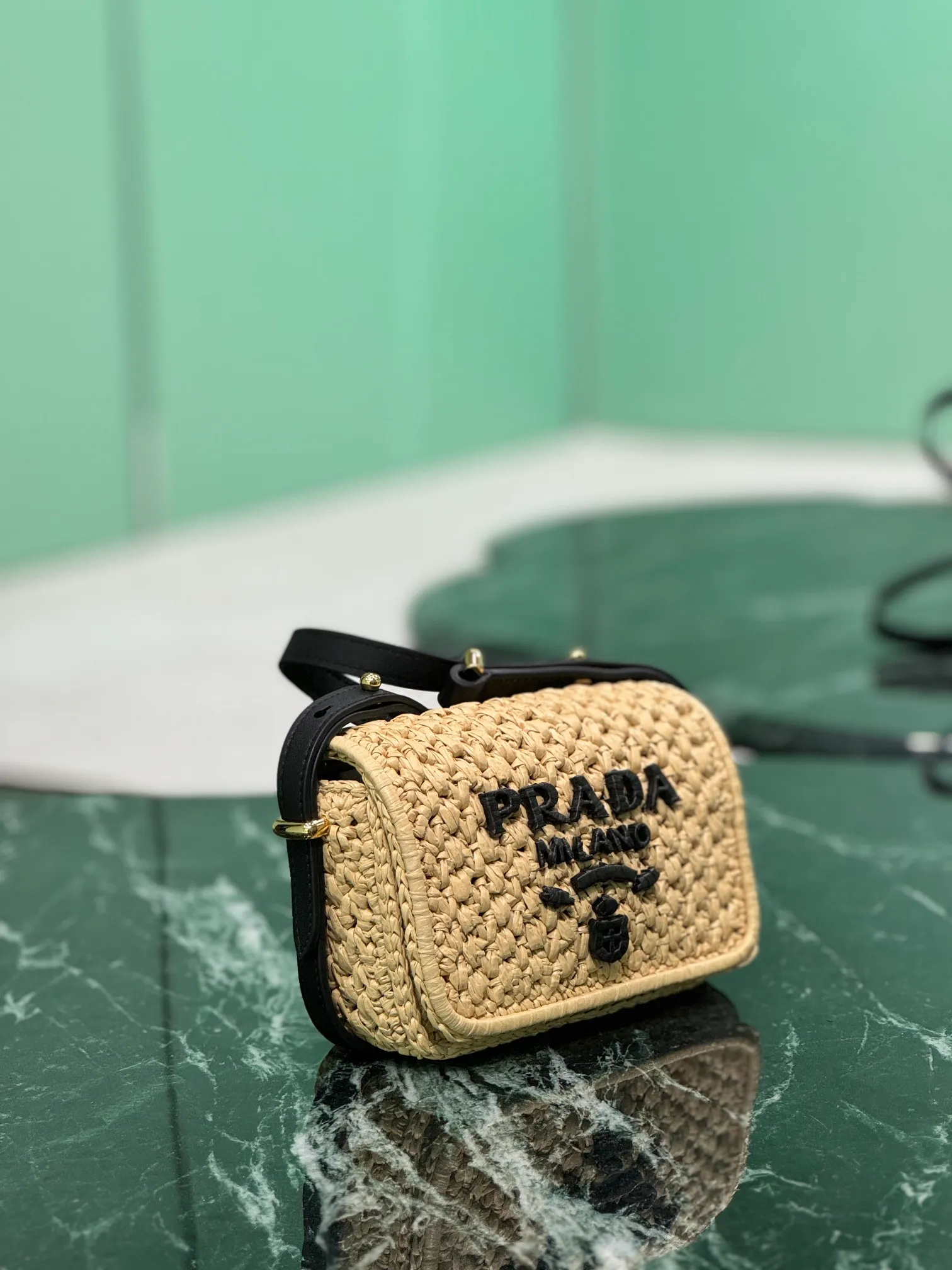 💰1560🌟Shoulder Woven Bag This modern and sophisticated bag is made of woven fabric and has a compact silhouette with flap and leather details. The shoulder bag is illuminated by gold-tone hardware and features a contrasting monogram logo embroidered on the front. Style number: 1bd362 Size: width 6×length 12×base 6cm