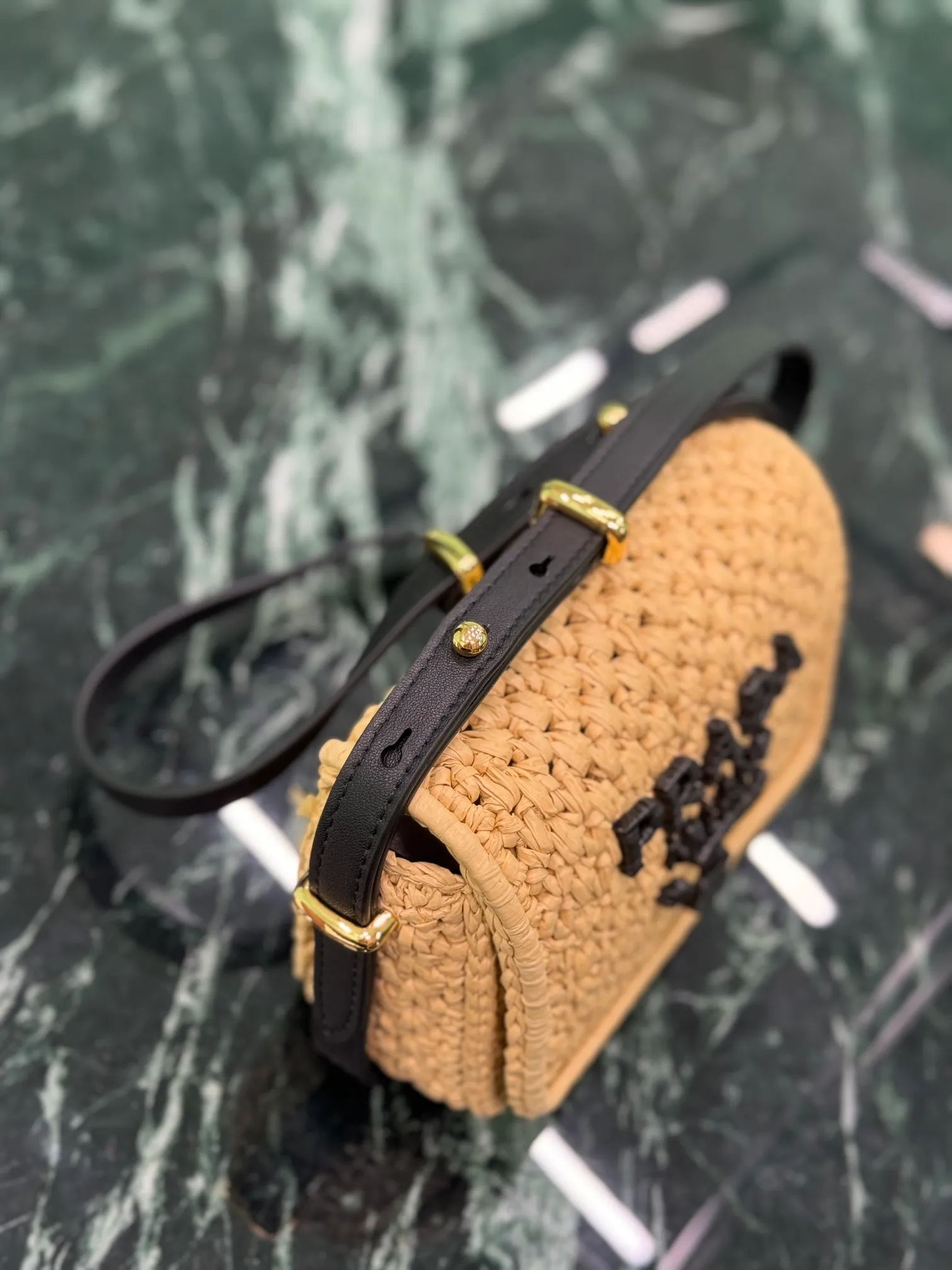 💰1560🌟Shoulder Woven Bag This modern and sophisticated bag is made of woven fabric and has a compact silhouette with flap and leather details. The shoulder bag is illuminated by gold-tone hardware and features a contrasting monogram logo embroidered on the front. Style number: 1bd362 Size: width 6×length 12×base 6cm