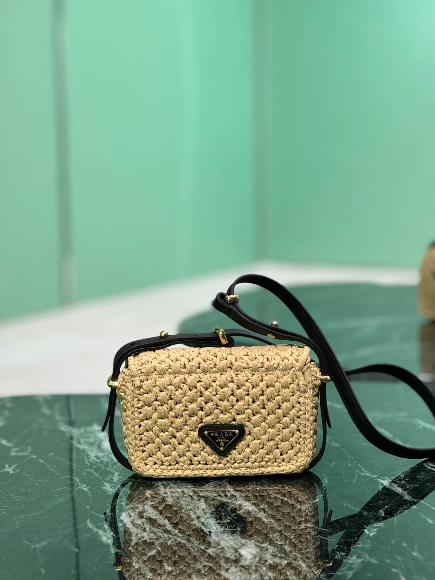 💰1560🌟Shoulder Woven Bag This modern and sophisticated bag is made of woven fabric and has a compact silhouette with flap and leather details. The shoulder bag is illuminated by gold-tone hardware and features a contrasting monogram logo embroidered on the front. Style number: 1bd362 Size: width 6×length 12×base 6cm